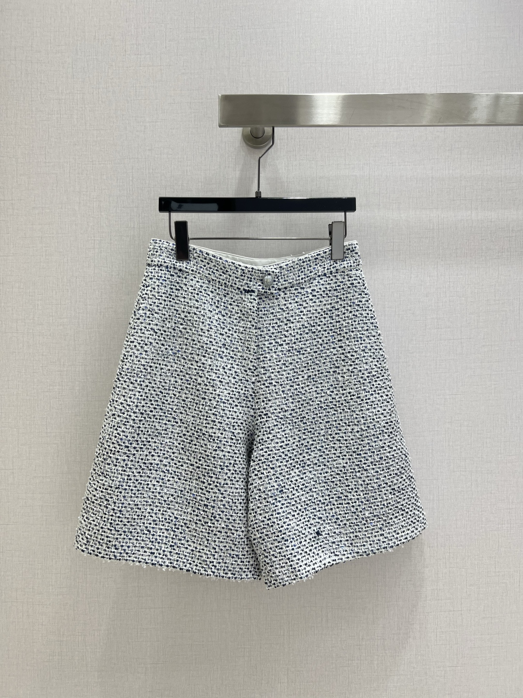 NO:494589,Highly recommended CHA*2025 early autumn new style French celebrity small tweed shorts Heavy industry bead sequins The color is gray-blue tone, low-key and elegant, it is also the popular pearl piping decoration design this year, comfortable upper body to show height, and it is also very easy to match. One color SML code, high-quality ABC, shorts, alexander wang19860909强烈推荐 CHA*2025早秋新款 法式名媛小香风粗花呢短裤 重工钉珠亮片 颜色属于灰蓝色调调 低调又不失优雅 还是今年流行的珍珠滚边装饰设计 上身舒适显身高 也非常好搭配 一个色 SML码 高品质ABC,,shorts,alexander wang,Women's clothing