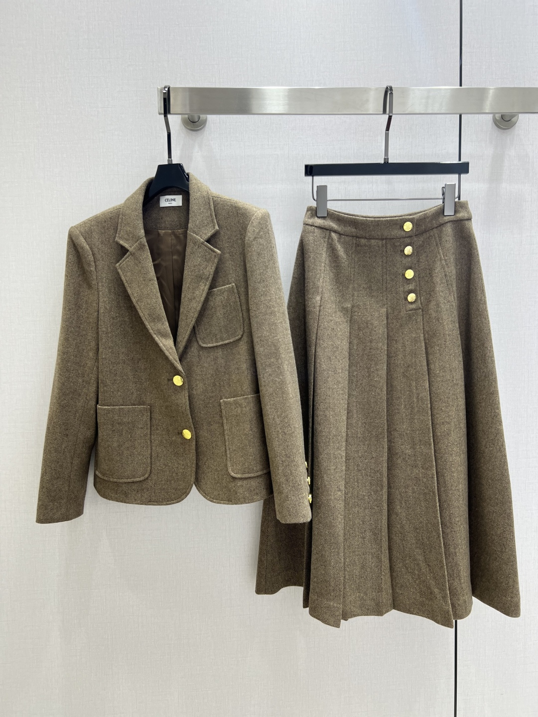 NO:502626,Highly recommended CEL*2025 early autumn new style, suit pleated long skirt suit, including 30 wool, simple and atmospheric, very high-end imported texture, carefully look at the details, the color is super straight and the upper body is very cool, clean and elegant, improve temperament~~ completely according to the level of high-quality ready-to-wear, you can't help but love it. Temperament MM must be included in one color SML code, high-quality ABC, skirts, business suit, alexander wang19860909强烈推荐 CEL*2025早秋新款 西装百褶长半裙套装 含30羊毛 简洁大气 非常高级的进口质地 仔细看细节 颜色超正上身非常飒爽 干净有品 提气质~~完全按照高定成衣水准 无法不爱 气质MM必入 一个色 SML码 高品质ABC,,skirts,business suit,alexander wang,Women's clothing