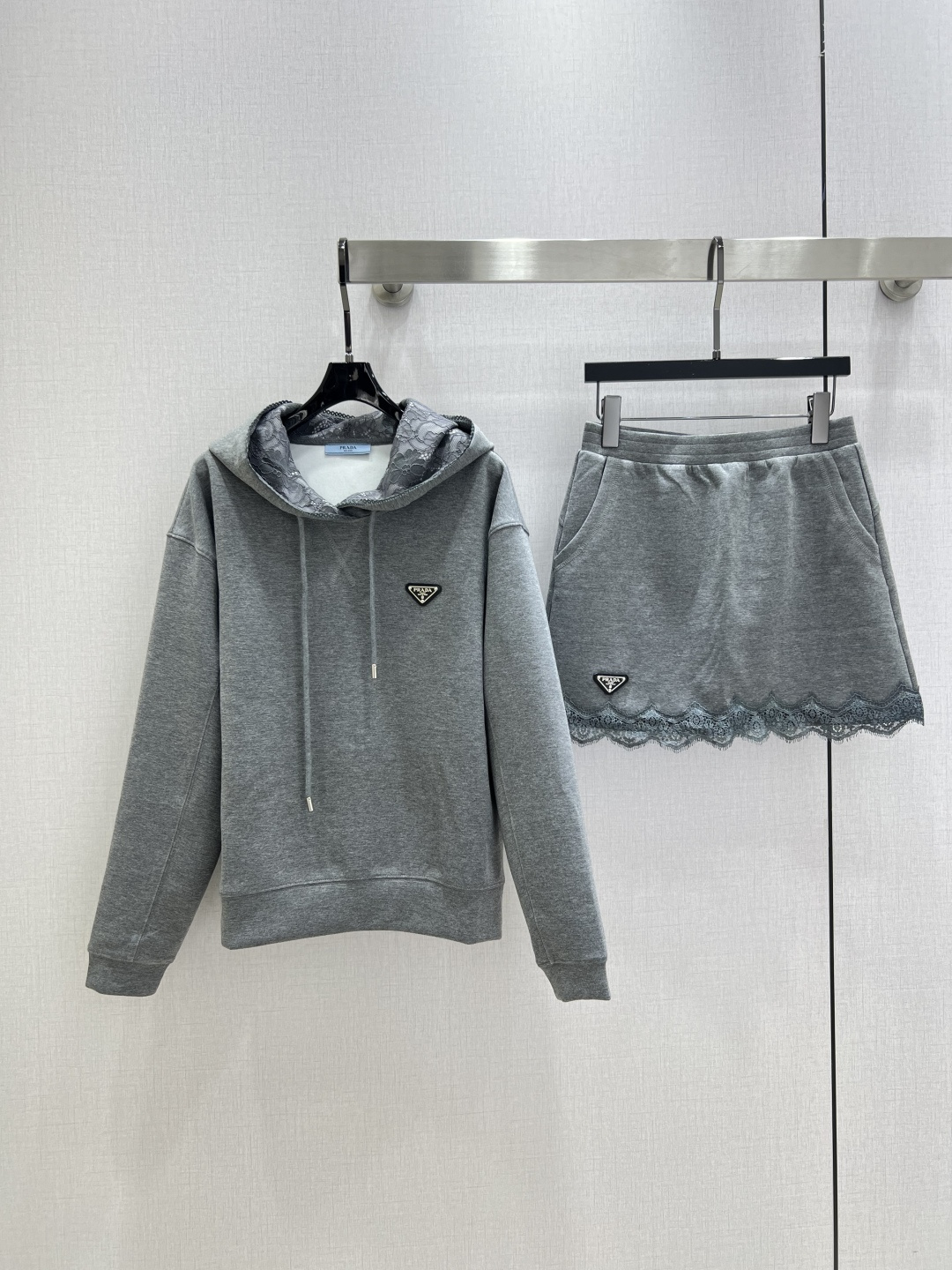 NO:503270,Highly recommended PRA* early autumn new style, hooded lace skirt suit, extremely comfortable, there is no reason to reject it. Ke AKI Sa's style, everyday commuting wear is very OK, not picky about occasions. The design is unique, the sense of layering is richer, and the small details are too important. Two colors SML code, high-quality ABC,, prada, skirts, hats, alexander wang19860909强烈推荐 PRA*早秋新款 连帽拼接蕾丝半裙套装 舒适度极强 没有理由可以拒绝它.可A可飒的风格,日常通勤穿什么的都是很OK的,不挑场合的.设计独特 层次感更加丰富,满满小细节太加分了 两个色 SML码 高品质ABC,,prada,skirts,hats,alexander wang,Women's clothing