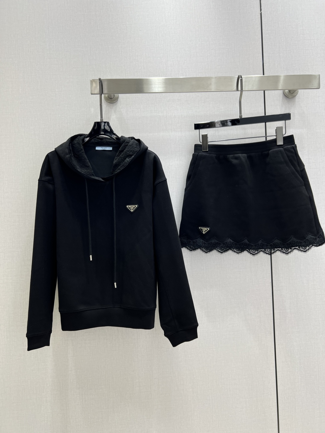 NO:503276,Highly recommended PRA* early autumn new style, hooded lace skirt suit, extremely comfortable, there is no reason to reject it. Ke AKI Sa's style, everyday commuting wear is very OK, not picky about occasions. The design is unique, the sense of layering is richer, and the small details are too important. Two colors SML code, high-quality ABC,, prada, skirts, hats, alexander wang19860909强烈推荐 PRA*早秋新款 连帽拼接蕾丝半裙套装 舒适度极强 没有理由可以拒绝它.可A可飒的风格,日常通勤穿什么的都是很OK的,不挑场合的.设计独特 层次感更加丰富,满满小细节太加分了 两个色 SML码 高品质ABC,,prada,skirts,hats,alexander wang,Women's clothing