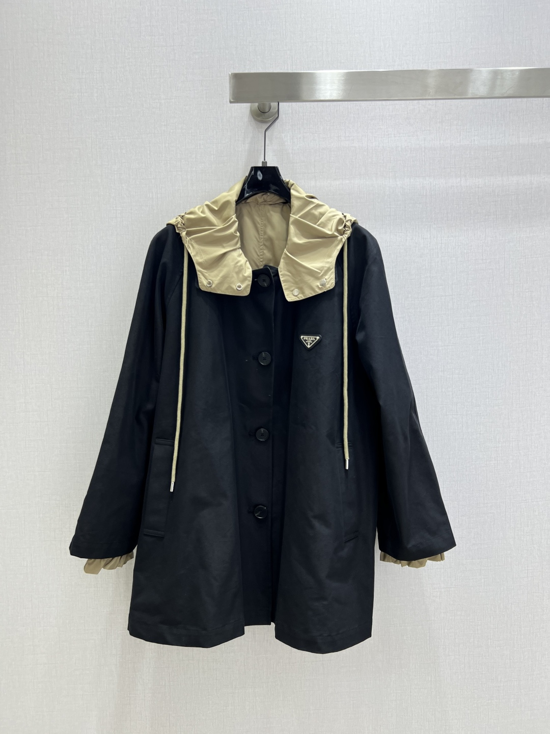 NO:503293,Highly recommended PRA* early autumn new style hooded windbreaker jacket double-sided hat removal Comfortable and versatile Trading company orders!  The original single channel product is easy to match and a rare one!  Limited quantity, fast, soft, delicate and stylish, one color, SML code, high quality ABC, prada, jackets & coats,hats,alexander wang19860909强烈推荐 PRA*早秋新款 连帽风衣外套 双面穿 帽子拆卸 舒适百搭 贸易公司订单货！原单渠道货 好搭配 不可多得的一款！数量有限要快 柔软细腻超有型 一个色 SML码 高品质ABC,,prada,jackets & coats,hats,alexander wang,Women's clothing