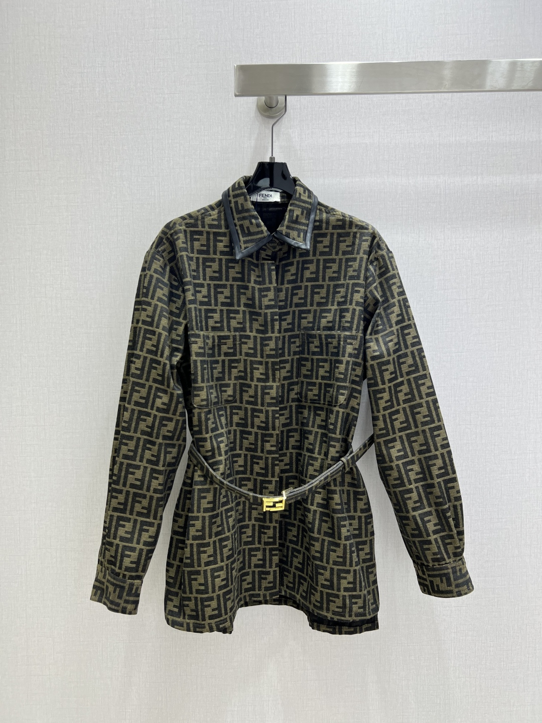 NO:496165,Highly recommended FEN*2025 early autumn new style, old-fashioned belt long-sleeved jacket produced by Rocket Speed!  The whole piece is three-dimensional tailored, with all-round exquisite upper body, super cover flesh to make it look slimming, simple, refreshing and fashionable, elegant and fashionable, huge and versatile, very beautiful colors, high-end fabric and texture, one color SML code, high-quality ABC,,fendi, jackets & coats,alexander wang19860909强烈推荐 FEN*2025早秋新款 老花腰带长袖外套 火箭速度出品！整件立体剪裁 全方位精致做上身超级遮肉显瘦 简简单单 穿出清爽时髦的高级感 日常优雅又时髦巨百搭 颜色很好看 面料高级又有质感 一个色 SML码 高品质ABC,,fendi,jackets & coats,alexander wang,Women's clothing