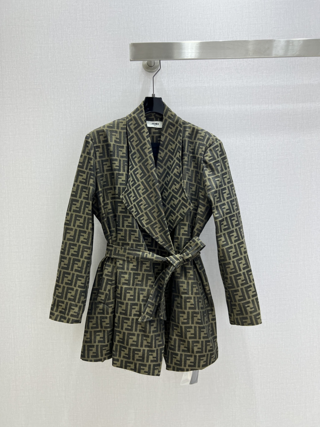 NO:496263,Highly recommended FEN*2025 early autumn new style, presbyop belt blazer produced by Rocket Speed!  The whole piece is three-dimensional tailored, with all-round exquisite upper body, super cover flesh to make it look slimming, simple, refreshing and fashionable, elegant and fashionable, huge and versatile, very beautiful colors, high-end fabric and texture, one color SML code, high-quality ABC,,fendi, jackets & coats, business suit, alexander wang19860909强烈推荐 FEN*2025早秋新款 老花腰带西装外套 火箭速度出品！整件立体剪裁 全方位精致做上身超级遮肉显瘦 简简单单 穿出清爽时髦的高级感 日常优雅又时髦巨百搭 颜色很好看 面料高级又有质感 一个色 SML码 高品质ABC,,fendi,jackets & coats,business suit,alexander wang,Women's clothing