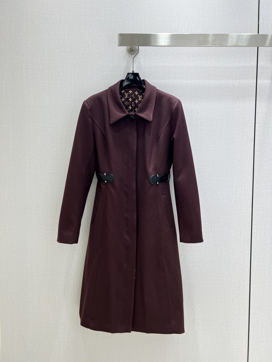 NO:487823,Highly recommended LV*2025 early autumn new style, long suit jacket, another favorite of fashion experts!  Exquisite details, every piece is full of surprises, high fashion craftsmanship, outstanding style, no pick on body shape, practical and versatile, Combination of comfort and function, strong push to get started. Two colors SML code, high quality,,louis vuitton, jackets & coats, business suit, alexander wang19860909强烈推荐 LV*2025早秋新款 长款西装外套 又一款时尚达人的心头好！细节精致 每一件到手都是惊喜满溢 高级时装工艺 版型绝绝子 不挑身材 实用百搭 舒适与功能相结合,强推入手.两个色 SML码 高品质,,louis vuitton,jackets & coats,business suit,alexander wang,Women's clothing