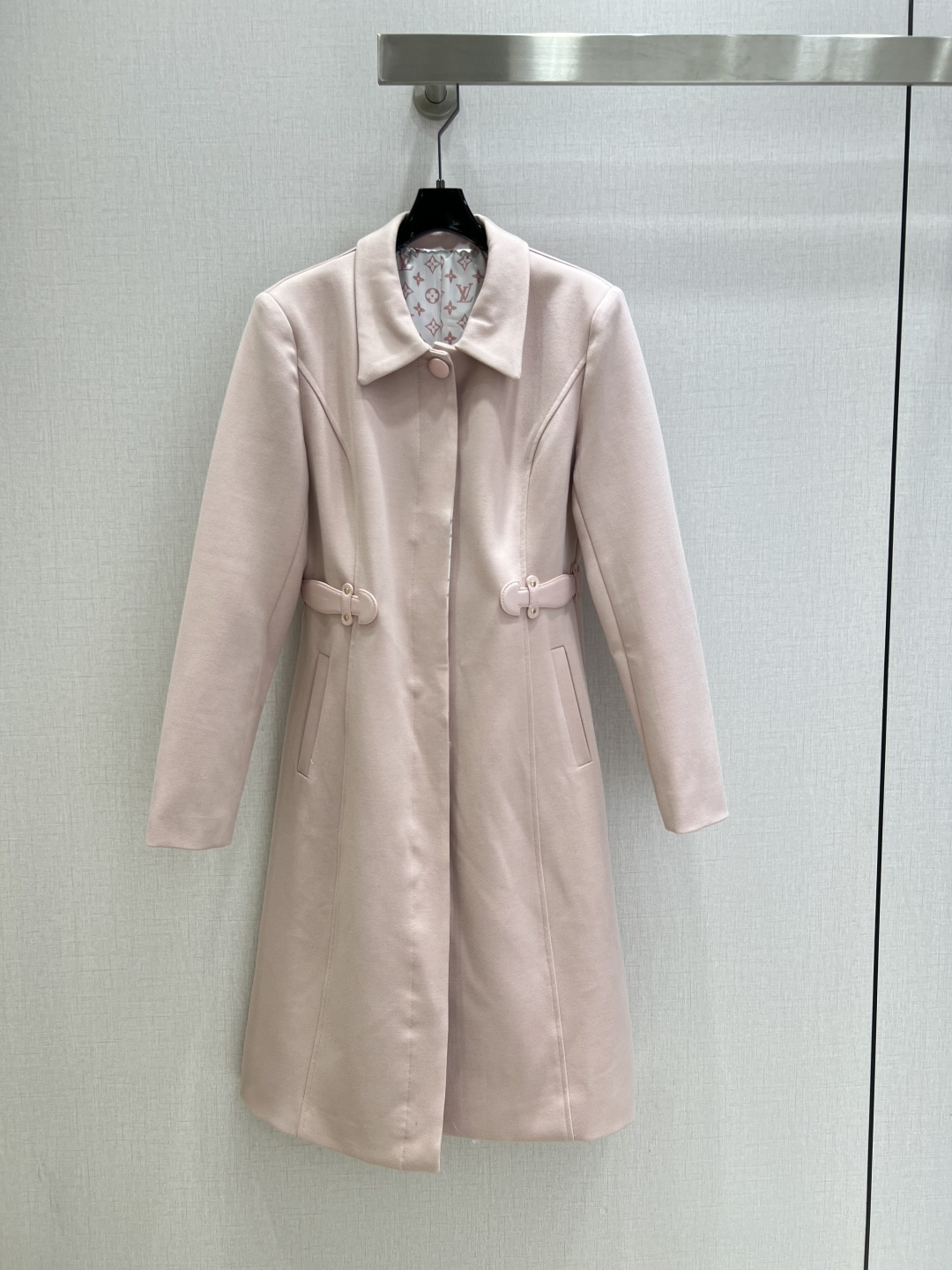 NO:487836,Highly recommended LV*2025 early autumn new style, long suit jacket, another favorite of fashion experts!  Exquisite details, every piece is full of surprises. High fashion craftsmanship, outstanding style, no pick on body shape, practical and versatile. Combination of comfort and function, strong push. Two colors SML codes, high quality A,,louis vuitton, jackets & coats, business suit, alexander wang19860909强烈推荐 LV*2025早秋新款 长款西装外套 又一款时尚达人的心头好！细节精致 每一件到手都是惊喜满溢 高级时装工艺 版型绝绝子 不挑身材 实用百搭 舒适与功能相结合,强推入手.两个色 SML码 高品质A,,louis vuitton,jackets & coats,business suit,alexander wang,Women's clothing