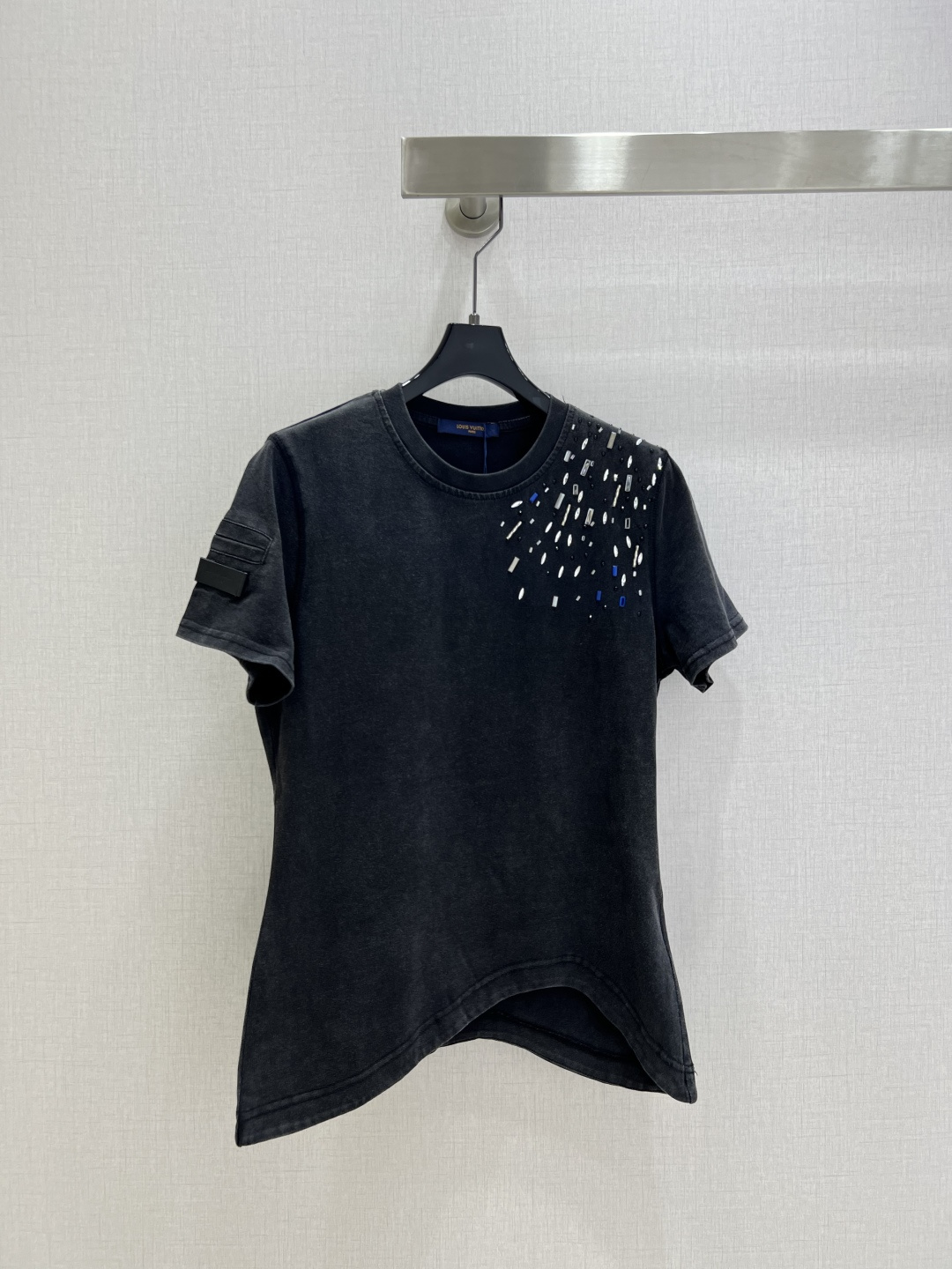 NO:496193,Highly recommended LV*2025 early autumn new style, beaded short-sleeved T-shirt, very high density and excellent feel. It is a really hard work style!  !  The details are perfect for regular style!  The upper body is not picky at all and is simple and generous, instantly improving temperament. Recommended hot products, two colors SM codes, high-quality ABC,,louis vuitton,T-shirt,tees,t-shirt,alexander wang19860909强烈推荐 LV*2025早秋新款 钉珠短袖T恤 密度很高手感超好 真的费劲心血的一款！！细节完美常规版型！上身完全不挑人简单大方,瞬间提升气质 爆款推荐,两个色 SM码 高品质ABC,,louis vuitton,T-shirt,tees，t-shirt,alexander wang,Women's clothing