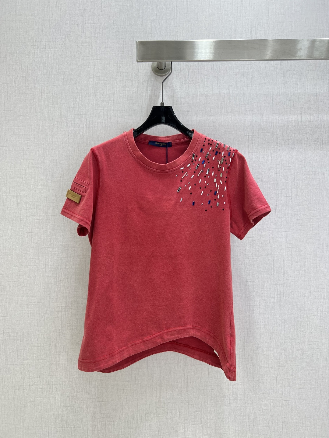 NO:496179,Highly recommended LV*2025 early autumn new style, beaded short-sleeved T-shirt, very high density and excellent feel. It is a really hard work style!  !  The details are perfect for regular style!  The upper body is not picky at all and is simple and generous, instantly improving temperament. Recommended hot products, two colors SM codes, high-quality ABC,,louis vuitton,T-shirt,tees,t-shirt,alexander wang19860909强烈推荐 LV*2025早秋新款 钉珠短袖T恤 密度很高手感超好 真的费劲心血的一款！！细节完美常规版型！上身完全不挑人简单大方,瞬间提升气质 爆款推荐,两个色 SM码 高品质ABC,,louis vuitton,T-shirt,tees，t-shirt,alexander wang,Women's clothing