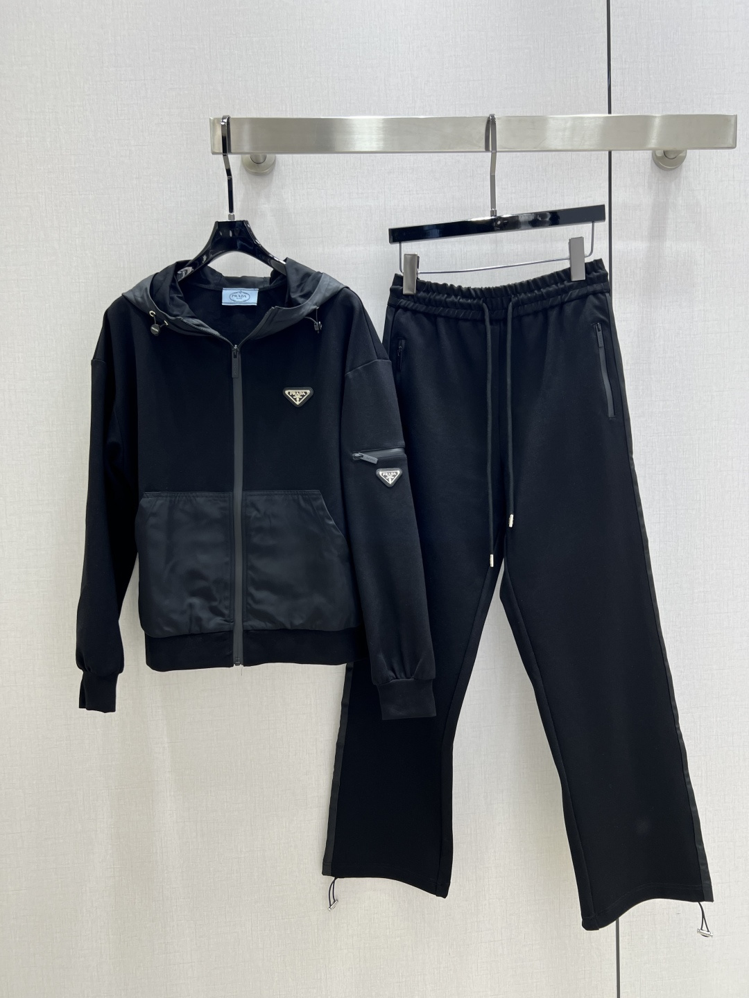 NO:496226,Highly recommended PRA*2025 early autumn new style hooded logo trousers set set. The upper body looks slim and enhances fashion, and is an elegant and elegant item. A must-have for the wardrobe!  Workmanship quality depends on details One color SML code High quality ABC, prada, hats, alexander wang19860909强烈推荐 PRA*2025早秋新款 连帽徽标长裤套装 套装 上身显瘦又提升时髦度,优雅气质单品.衣橱必备！做工品质看细节 一个色 SML码 高品质ABC,,prada,hats,alexander wang,Women's clothing