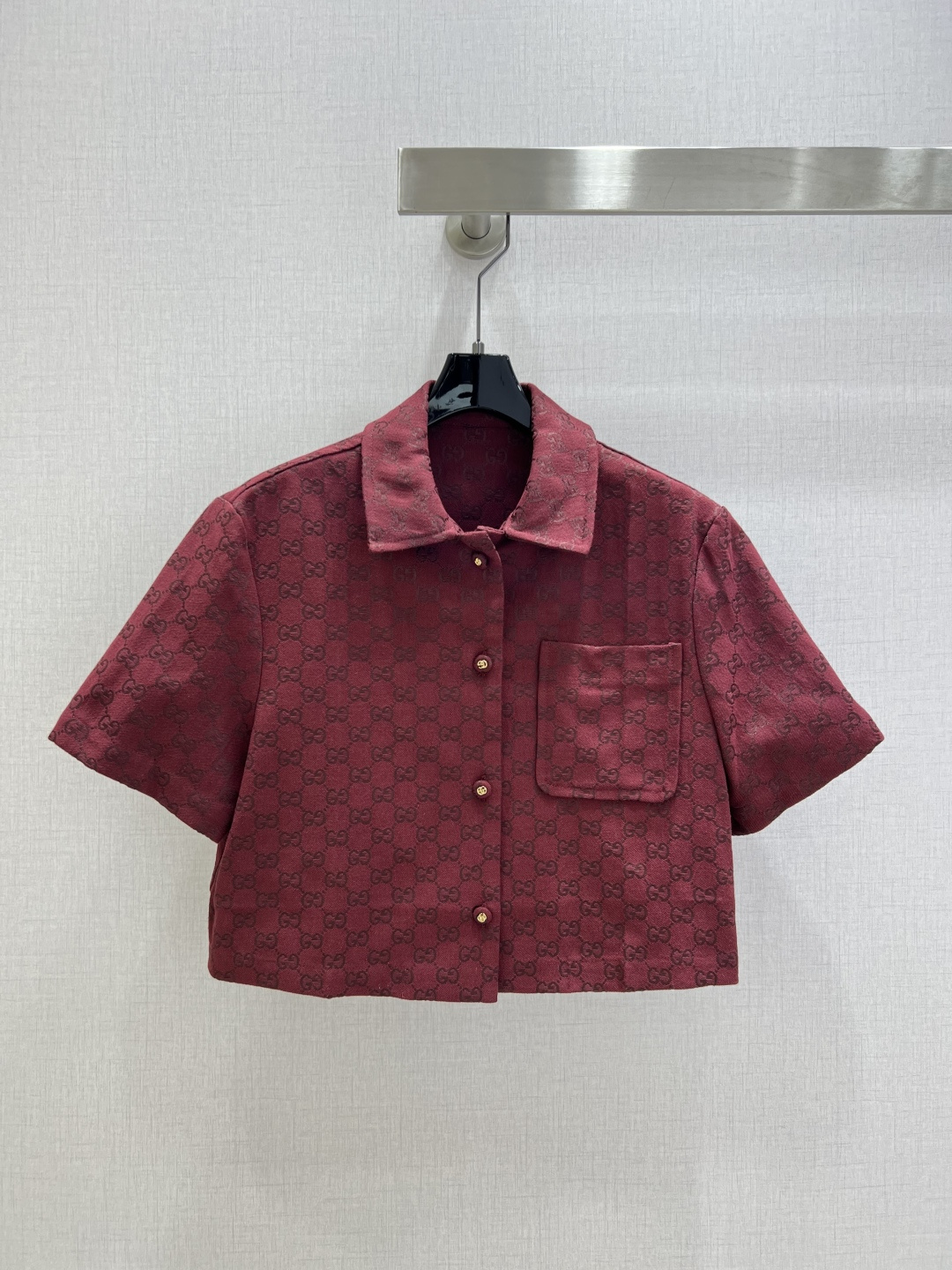 NO:569781,Highly recommended GUC*2025 early autumn new style, classic double G presbyopic short-sleeved top, customized hardware accessories, classic slim fit, versatile and fashionable!  Pair it with matching shorts, which is luxurious and high-end!  The original customized GG jacquard fabric has a three-dimensional and stylish texture!  A matching set!  One color SMLXL code High quality ABC,,gucci,shorts,T-shirt,alexander wang19860909强烈推荐 GUC*2025早秋新款 经典双G老花短款短袖上衣 定制五金配件经典的修身版型不挑人百搭又时髦！搭配同款短裤奢华又高级！原版定制GG提花面料质感立体有型！一套搭配！一个色 SMLXL码 高品质ABC,,gucci,shorts,T-shirt,alexander wang,Women's clothing