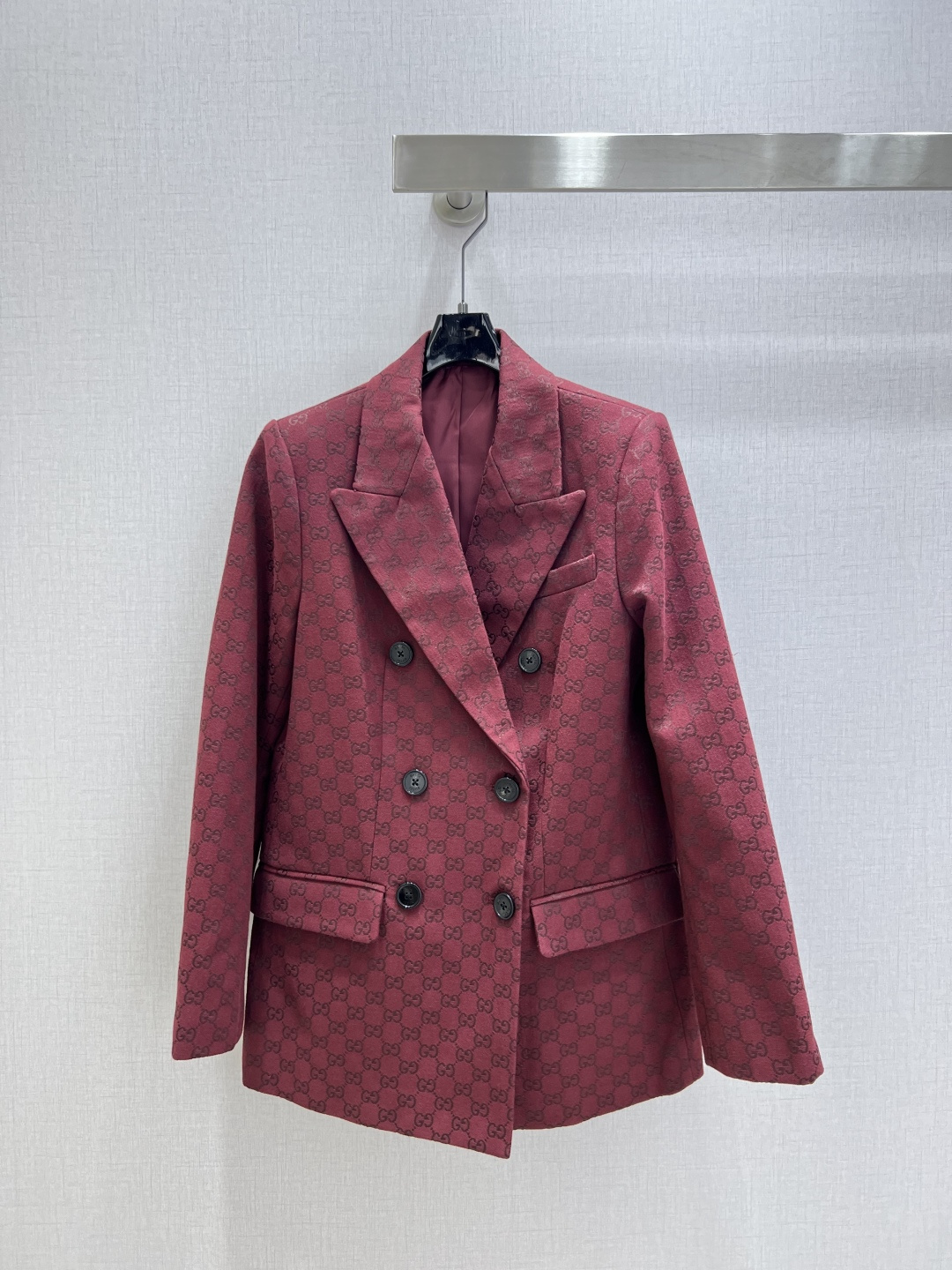 NO:569765,Highly recommended GUC*2025 early autumn new classic double G presbyopic lapel suit jacket!  Customized hardware accessories for lapel patchwork jacket!  The classic slim fit is versatile and fashionable. Pair it with shorts or trousers of the same style. Luxurious and high-end. The original customized GG jacquard fabric has a three-dimensional and stylish texture!  Can be matched as a set!  One color SMLXL code High quality ABC,,gucci,shorts,jackets & coats,business suit,alexander wang19860909强烈推荐 GUC*2025早秋新款 经典双G老花翻领西装外套！翻领拼领外套定制五金配件！经典的修身版型不挑人百搭又时髦 搭配同款短裤或长裤 奢华又高级 原版定制GG提花面料质感立体有型！可一套搭配！一个色 SMLXL码 高品质ABC,,gucci,shorts,jackets & coats,business suit,alexander wang,Women's clothing