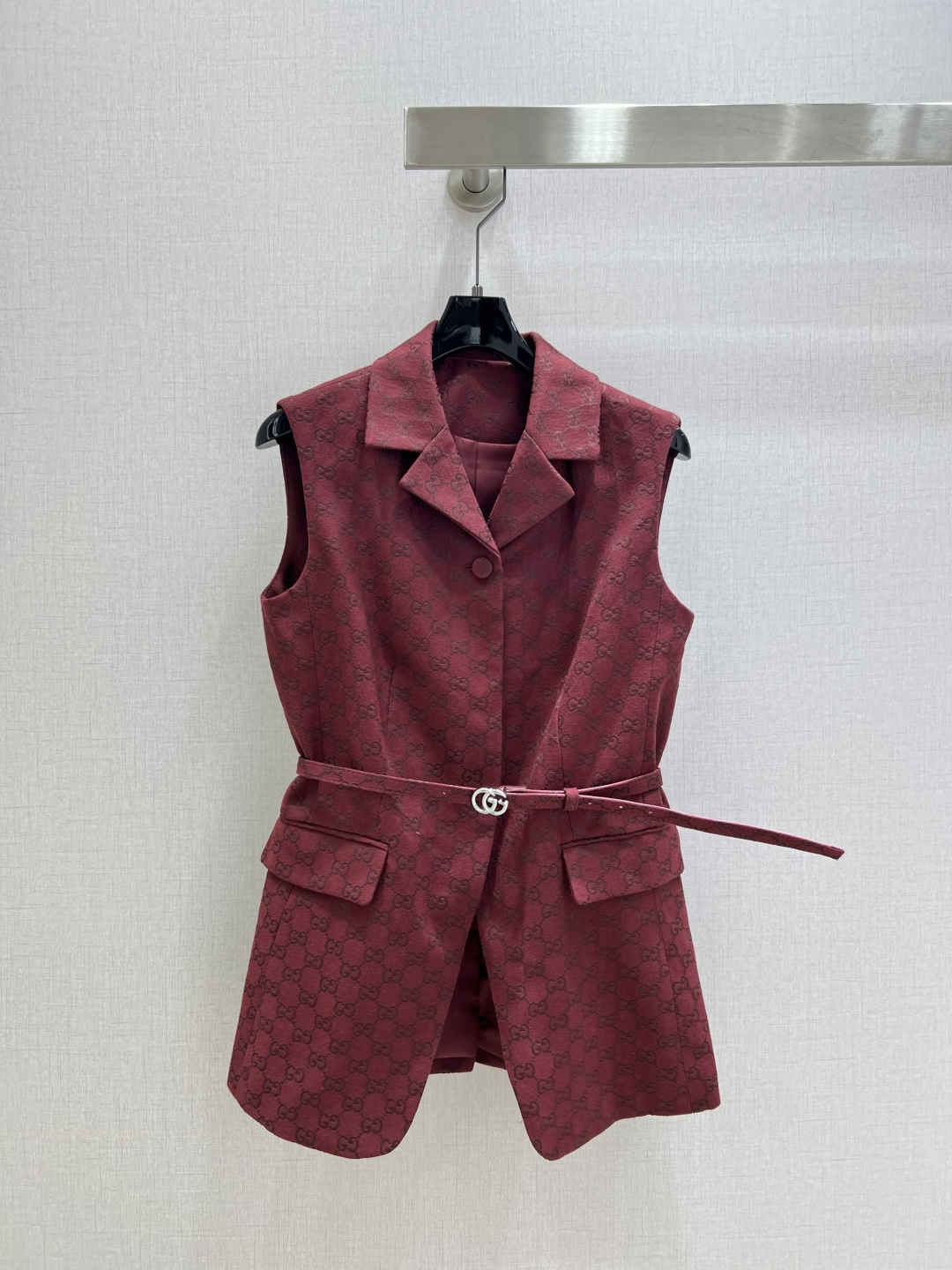 NO:569791,Highly recommended GUC*2025 early autumn new classic double G presbyopic patchwork collar vest top with belt custom hardware accessories!  The classic slim fit is versatile and fashionable!  Luxurious and high-end original customized GG jacquard fabric has a three-dimensional texture and style that can be matched as a set!  One color SMLXL code high quality ABC, gucci, alexander wang19860909强烈推荐 GUC*2025早秋新款 经典双G老花拼领马甲上衣 搭配腰带定制五金配件！经典的修身版型不挑人百搭又时髦！奢华又高级原版定制GG提花面料质感立体有型可一套搭配！一个色 SMLXL码 高品质ABC,,gucci,alexander wang,Women's clothing