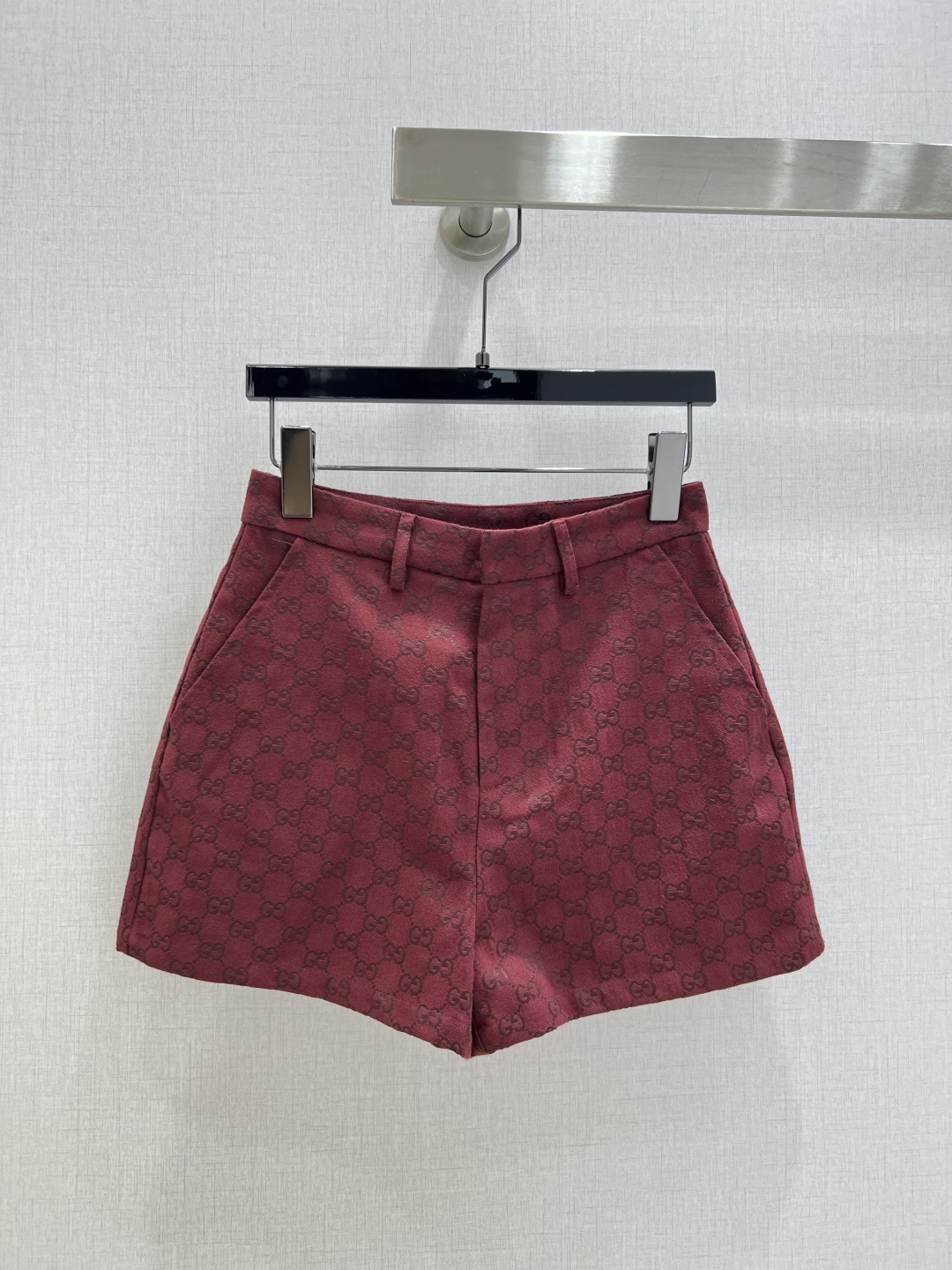 NO:569774,Highly recommended GUC*2025 early autumn new classic double G presbyopic shorts, customized hardware accessories, classic slim fit, versatile and fashionable!  Pair it with matching shorts, which is luxurious and high-end!  The original customized GG jacquard fabric has a three-dimensional and stylish texture!  Can be matched as a set!  One color SMLXL code high quality ABC,,gucci,shorts,alexander wang19860909强烈推荐 GUC*2025早秋新款 经典双G老花短裤 定制五金配件经典的修身版型不挑人百搭又时髦！搭配同款短裤奢华又高级！原版定制GG提花面料质感立体有型！可一套搭配！一个色 SMLXL码 高品质ABC,,gucci,shorts,alexander wang,Women's clothing