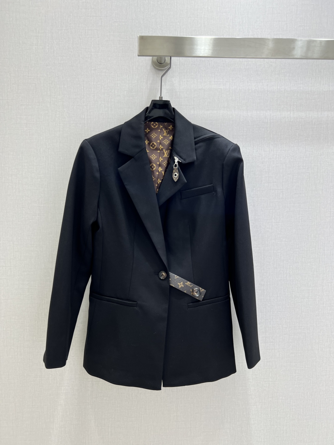 NO:487985,Highly recommended LV*2025 early autumn new style Lapel suit jacket Customized YB imported worsted wool material Texture gloss Stronger drapery High-quality Lapel suit style Lapel shoulder suit style Single buckle on the front closure Adjustment using presbyop belt Highlights Highlights Highlights of the waistline More stylish Three-dimensional cut makes the outfit more inclusive and not picky about the figure Lined full of four-leaf clover letters Fashionable and relaxed layered to create a fashionable and fashionable dressing style Customized surface accessories Definite version Higher version Two colors SMLXL code High quality,,louis vuitton,jackets & coats,business suit,alexander wang19860909强烈推荐 LV*2025早秋新款 翻领西装外套 定制YB进口精纺羊毛材质 质感光泽 垂感更强 品相高级 翻领正肩西装版型 前襟单颗系扣调节收窄 利用老花皮带调节 凸显腰线更显格调 立体裁剪 让穿搭更加包容 不挑身材 内衬满铺四叶草字母 洋气松弛 叠穿出时髦流行穿搭风格 定制面辅料 认准版本 高版本 两个色 SMLXL码 高品质,,louis vuitton,jackets & coats,business suit,alexander wang,Women's clothing