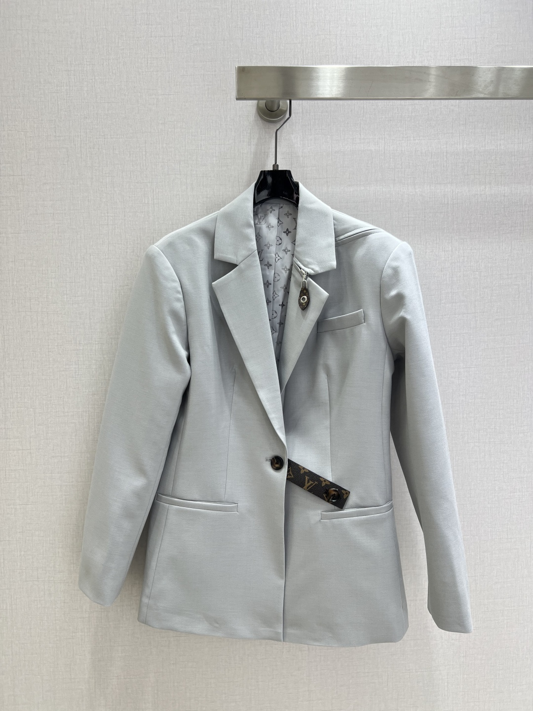 NO:487978,Highly recommended LV*2025 early autumn new style Lapel suit jacket Customized YB imported worsted wool material Texture gloss Stronger drapery High-quality Lapel suit style Lapel shoulder suit style Single buckle on the front closure Adjustment using presbyop belt Highlights Highlights Highlights of the waistline More stylish Three-dimensional cut makes the outfit more inclusive and not picky about the figure Lined full of four-leaf clover letters Fashionable and relaxed layered to create a fashionable and fashionable dressing style Customized surface accessories Definite version Higher version Two colors SMLXL code High quality,,louis vuitton,jackets & coats,business suit,alexander wang19860909强烈推荐 LV*2025早秋新款 翻领西装外套 定制YB进口精纺羊毛材质 质感光泽 垂感更强 品相高级 翻领正肩西装版型 前襟单颗系扣调节收窄 利用老花皮带调节 凸显腰线更显格调 立体裁剪 让穿搭更加包容 不挑身材 内衬满铺四叶草字母 洋气松弛 叠穿出时髦流行穿搭风格 定制面辅料 认准版本 高版本 两个色 SMLXL码 高品质,,louis vuitton,jackets & coats,business suit,alexander wang,Women's clothing