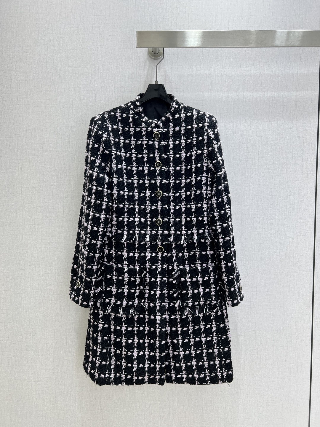 NO:487943,Highly recommended CHA*2025 early autumn new style, tweed braided long-sleeved dress, stand-up collar single-breasted double pockets, waist and pocket details tassel design make the overall look more fashionable and high-end custom color plaid braided fabric, classic black and pink color matching, fashionable and high-end color matching, the upper body has its own aura, all kinds of heights are easy to control, elegant feminine feeling, the upper body is more refined, the details are very exquisite, one color, SML code, high-quality A,, skirts, alexander wang19860909强烈推荐 CHA*2025早秋新款 粗花呢编织长袖连衣裙 立领单排扣双口袋 腰间和口袋细节流苏设计 让整体看起来更时髦又高级 高级定制彩色格纹编织面料 经典黑与粉的配色碰撞 配色时髦又高级 上身自带气场 各种身高都很好驾驭 有种优雅女性感 上身更加精致起来 细节做工很精致 一个色 SML码 高品质A,,skirts,alexander wang,Women's clothing