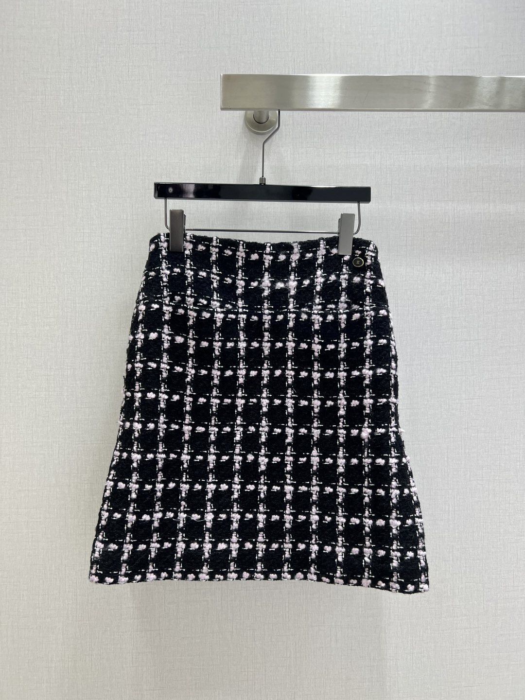 NO:487964,Highly recommended CHA*2025 early autumn new style plaid braided jacket plaid tweed skirt separate batch French celebrity small fragrance style retro round neck black pink plaid braided tweed four-pocket jacket tweed tweed fabric woven colorful plaid / retro and fashionable buttons exquisite and noble. Just wear it casually and you will feel the 'wealthy flower in the world' feeling. The short style is super proportional. The same series skirt is amazing. Instantly grasp the elegant celebrity style who wears who is high-end. You can always play in the fashion cycle, and the temperament of the wardrobe must have in the closet. One color SML code High quality half,, skirts, jackets & coats, alexander wang19860909强烈推荐 CHA*2025早秋新款 格纹编织外套格纹粗花呢半裙 分开批 法式名媛小香风复古圆领黑粉格纹编织粗花呢四口袋外套 粗花呢面料编织出彩色格纹 /复古又时髦 纽扣精致贵气 随便一穿就是“人间富贵花”既视感 短款版型超显比例 搭配同系列半裙绝绝子 瞬间拿捏优雅名媛范儿谁穿谁高级 时尚轮回里永远能打,衣橱里必须拥有的气质战袍 一个色 SML码 高品质 半,,skirts,jackets & coats,alexander wang,Women's clothing