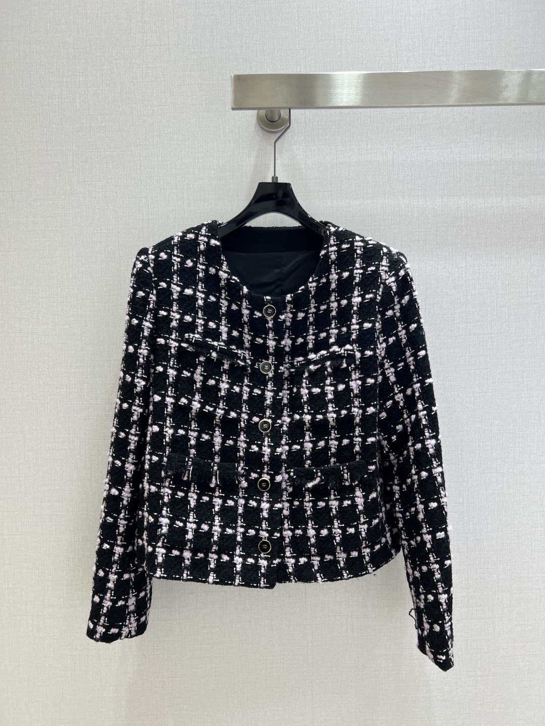 NO:487957,Highly recommended CHA*2025 early autumn new style plaid braided jacket plaid tweed skirt separate batch French celebrity small fragrance style retro round neck black pink plaid braided tweed four-pocket jacket tweed tweed fabric woven colorful plaid / retro and fashionable buttons exquisite and noble. Just wear it casually and you will feel the 'wealthy flower in the world' feeling. The short style is super proportional. The same series skirt is amazing. Instantly grasp the elegant celebrity style who wears who is high-end. You can always play in the fashion cycle, and the temperament of the wardrobe must have in the closet. One color SML code High-quality jacket, skirts, jackets & coats, alexander wang19860909强烈推荐 CHA*2025早秋新款 格纹编织外套格纹粗花呢半裙 分开批 法式名媛小香风复古圆领黑粉格纹编织粗花呢四口袋外套 粗花呢面料编织出彩色格纹 /复古又时髦 纽扣精致贵气 随便一穿就是“人间富贵花”既视感 短款版型超显比例 搭配同系列半裙绝绝子 瞬间拿捏优雅名媛范儿谁穿谁高级 时尚轮回里永远能打,衣橱里必须拥有的气质战袍 一个色 SML码 高品质外套,,skirts,jackets & coats,alexander wang,Women's clothing