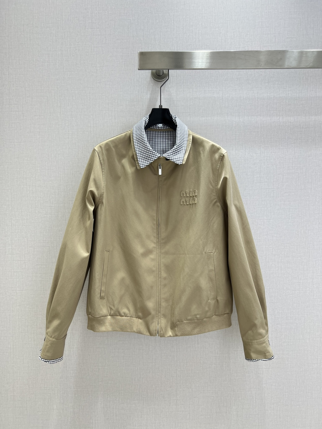 NO:487861,Highly recommended MIU*2025 early autumn new style plaid zipper jacket produced by Rocket Speed!  The whole piece is three-dimensional tailored, with all-round exquisite upper body, super cover flesh to make it look slimming, and a refreshing and fashionable sense of high-end. Everyday elegant and fashionable, huge and versatile. The color is very beautiful. The fabric is high-end and textured. One color. SML code. High-quality,,miumiu, jackets & coats,alexander wang.19860909强烈推荐 MIU*2025早秋新款 格纹拉链外套 火箭速度出品！整件立体剪裁 全方位精致做上身超级遮肉显瘦 穿出清爽时髦的高级感 日常优雅又时髦巨百搭 颜色很好看 面料高级又有质感 一个色 SML码 高品,,miumiu,jackets & coats,alexander wang,Women's clothing