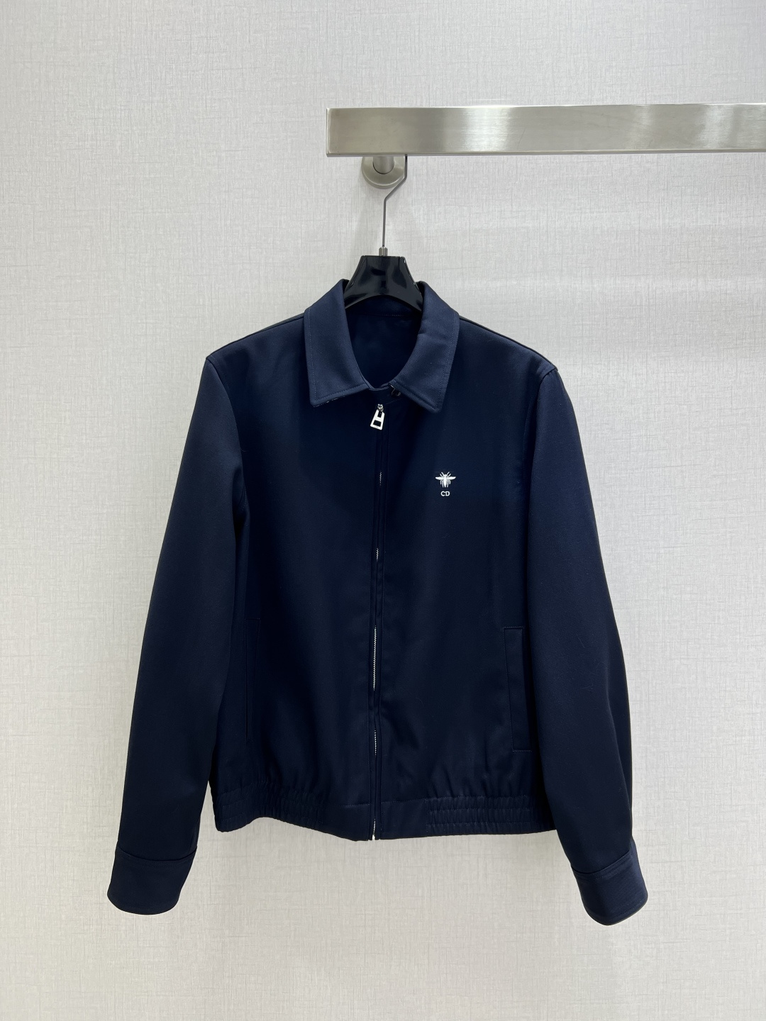 NO:487851,Highly recommended DIO*2025 early autumn new style bee embroidered jacket produced by Rocket Speed!  The whole piece is three-dimensional tailored, with all-round exquisite upper body, super cover flesh to make it look slimming, and a refreshing and fashionable sense of high-end wear. Everyday elegant and fashionable, huge and versatile colors are very beautiful, the fabric is high-end and textured. Two colors SML codes. High-quality,,dior,jackets & coats,jackets & coats,alexander wang19860909强烈推荐 DIO*2025早秋新款 蜜蜂刺绣夹克外套 火箭速度出品！整件立体剪裁 全方位精致做上身超级遮肉显瘦 穿出清爽时髦的高级感 日常优雅又时髦巨百搭 颜色很好看 面料高级又有质感 两个色 SML码 高品质,,dior,jackets & coats,jackets & coats,alexander wang,Women's clothing