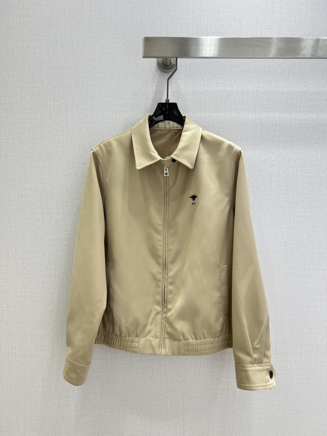 NO:487839,Highly recommended DIO*2025 early autumn new style bee embroidered jacket produced by Rocket Speed!  The whole piece is three-dimensional tailored, with all-round exquisite upper body, super cover flesh to make it look slimming, and a refreshing and fashionable sense of high-end. Everyday elegant and fashionable, huge and versatile. The colors are very good. The fabric is high-end and textured. Two colors. SML code. High-quality AB,,dior, jackets & coats, jackets & coats, alexander wang.19860909强烈推荐 DIO*2025早秋新款 蜜蜂刺绣夹克外套 火箭速度出品！整件立体剪裁 全方位精致做上身超级遮肉显瘦 穿出清爽时髦的高级感 日常优雅又时髦巨百搭 颜色很好看 面料高级又有质感 两个色 SML码 高品质AB,,dior,jackets & coats,jackets & coats,alexander wang,Women's clothing