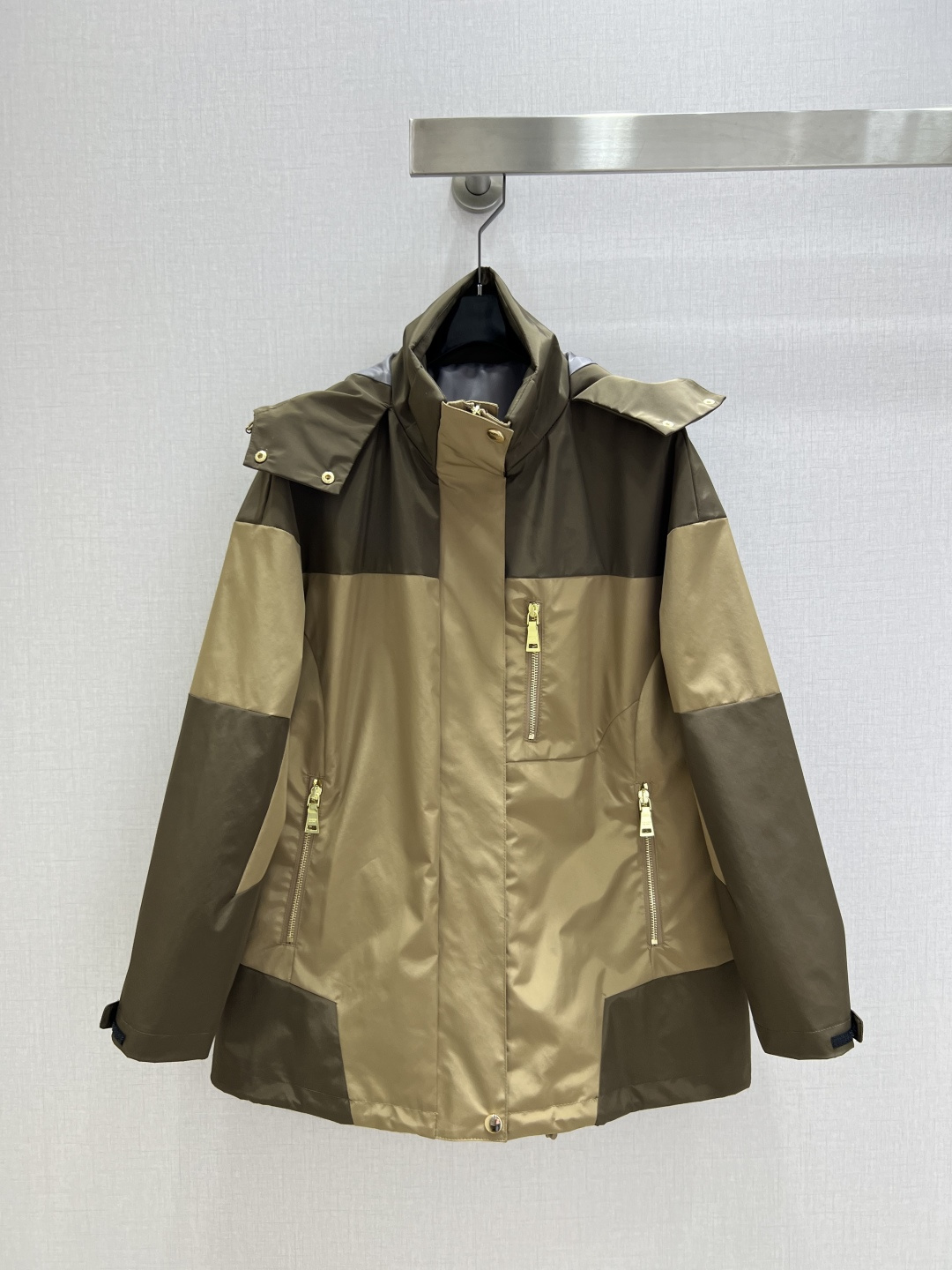 NO:487997,Highly recommended PRA*2025 early autumn new style Hooded charge jacket Customized YB imported charge nylon material High-quality texture Clevery stylish Hooded zipper jacket Large body symmetrical distribution khaki dark brown series Slack and neutral Full of outdoor leisure atmosphere The hem presents a natural micro A-extended shape with drawstring elastic and tightness Easy to adapt to the body shape Large capacity pockets on both sides Light up details Outdoor-free fitting custom face accessories Customized surface accessories Definitions Accurate version High-quality SML code High-quality, Prada, Jackets & coats, Hats, Alexander wang19860909强烈推荐 PRA*2025早秋新款 连帽冲锋外套 定制YB进口冲锋尼龙材质 质感高级 挺括有型 连帽拉链外套 大身对称分布卡其深棕色系 松弛中性 充满户外休闲气息 衣摆呈现自然微A外扩廓形 配合抽绳弹力松紧 轻松适配身型 两侧大容量口袋点亮细节 随意搭都出彩时髦 定制面辅料 认准版本 高版本 一个色 SML码 高品质,,prada,jackets & coats,hats,alexander wang,Women's clothing