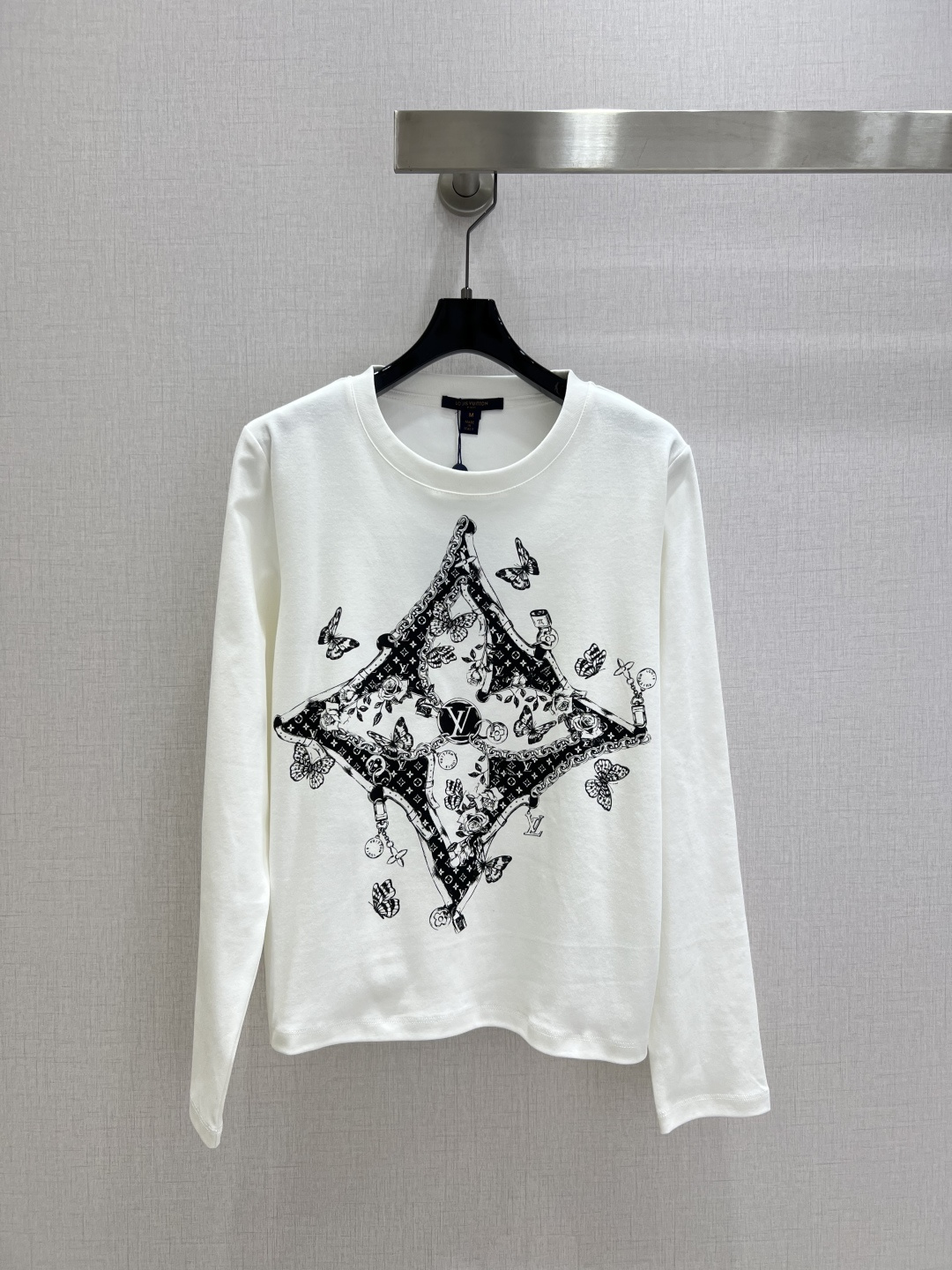 NO:487825,Highly recommended LV*2025 early autumn new round neck illustration logo letter long-sleeved top Customized YB native cotton material Breathable Comfortable and stylish Round neck pullover long-sleeved cut Round neck pullover long-sleeved cut The style is inclusive and loose The iconic four-leaf clover element letter logo on the chest Three-dimensional surround illustration style flowers butterflies and other patterns Creative and artistic showing the brand's sense of luxury The upper body is versatile and slim Simple and not picky about the figure The enduring sweatshirt style Shows the minimalist casual style A must-have for daily commuting Customized face accessories Definite version Higher version Two colors SML code High-quality A,,louis vuitton,hoodie,sweatshirts,alexander wang19860909强烈推荐 LV*2025早秋新款 圆领插画徽标字母长袖上衣 定制YB原生全棉材质 穿搭透气 舒适有型 圆领套头长袖剪裁 版型包容宽松 胸前标志性四叶草元素字母徽标 立体环绕插画风格的花朵蝴蝶等图案 创意和艺术性尽显品牌高级感 上身百搭显瘦 简约不挑身材 经久不衰的卫衣款式 尽显极简休闲风格 日常通勤必备时尚穿搭 定制面辅料 认准版本 高版本 两个色 SML码 高品质A,,louis vuitton,hoodie,sweatshirts,alexander wang,Women's clothing