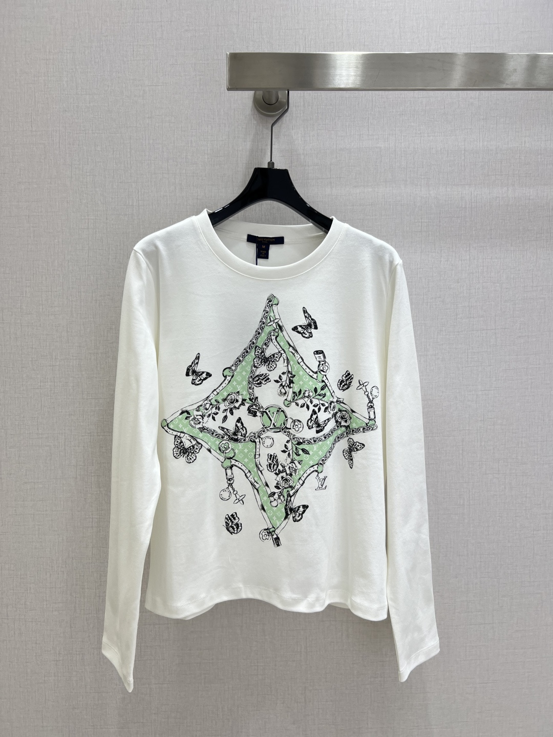 NO:487811,Highly recommended LV*2025 early autumn new round neck illustration logo letter long sleeve top Customized YB native cotton material Breathable Comfortable and stylish Round neck pullover long sleeve tailoring Entire and loose fit The iconic four-leaf clover element letter logo on the chest Three-dimensional surround illustration style flowers butterflies and other patterns Creative and artistic showing the brand's high-end feeling versatile upper body to make you look slim Simple and not picky about your figure Long-lasting sweatshirt style Shows minimalist casual style Be sure to wear everyday commuting Customized face accessories Definite version Higher version Two colors SML code High quality,,louis vuitton,hoodie,sweatshirts,alexander wang19860909强烈推荐 LV*2025早秋新款 圆领插画徽标字母长袖上衣 定制YB原生全棉材质 穿搭透气 舒适有型 圆领套头长袖剪裁 版型包容宽松 胸前标志性四叶草元素字母徽标 立体环绕插画风格的花朵蝴蝶等图案 创意和艺术性尽显品牌高级感 上身百搭显瘦 简约不挑身材 经久不衰的卫衣款式 尽显极简休闲风格 日常通勤必备时尚穿搭 定制面辅料 认准版本 高版本 两个色 SML码 高品质,,louis vuitton,hoodie,sweatshirts,alexander wang,Women's clothing