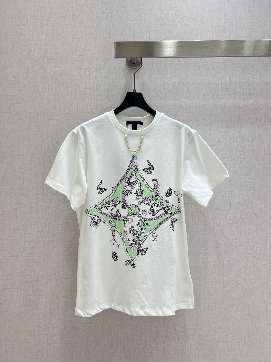 NO:487848,Highly recommended LV*2025 early autumn new round neck illustration logo chain short-sleeved T-shirt Customized YB twill cotton material breathable and comfortable, full texture Regular short-sleeved T-shirt cut highlights the brand style Made of gram-weight pure cotton, slightly elastic, presents a slim visual effect The neckline is marked with metal letters and chains in the same color thread edge as design highlights Centered iconic four-leaf clover element letter logo Three-dimensional surround illustration style flowers butterflies and other patterns Creative and artistic showing the brand's high-end feeling The youthful atmosphere has increased sharply The inner wear is brilliant and fashionable Customized surface accessories Definite version High version Two colors SML code High-quality A,,louis vuitton,T-shirt,tees,t-shirt,alexander wang19860909强烈推荐 LV*2025早秋新款 圆领插画徽标链条短袖T恤 定制YB斜纹全棉材质 透气舒适 质感十足 常规短袖T恤裁剪 凸显品牌格调 采用克重纯棉制成 略带有弹力 呈现显瘦视觉效果 领口以金属字母标链条同色系螺纹包边作设计亮点 居中标志性四叶草元素字母徽标 立体环绕插画风格的花朵蝴蝶等图案 创意和艺术性尽显品牌高级感 青春气氛骤增 单穿内搭都出彩时髦 定制面辅料 认准版本 高版本 两个色 SML码 高品质A,,louis vuitton,T-shirt,tees，t-shirt,alexander wang,Women's clothing