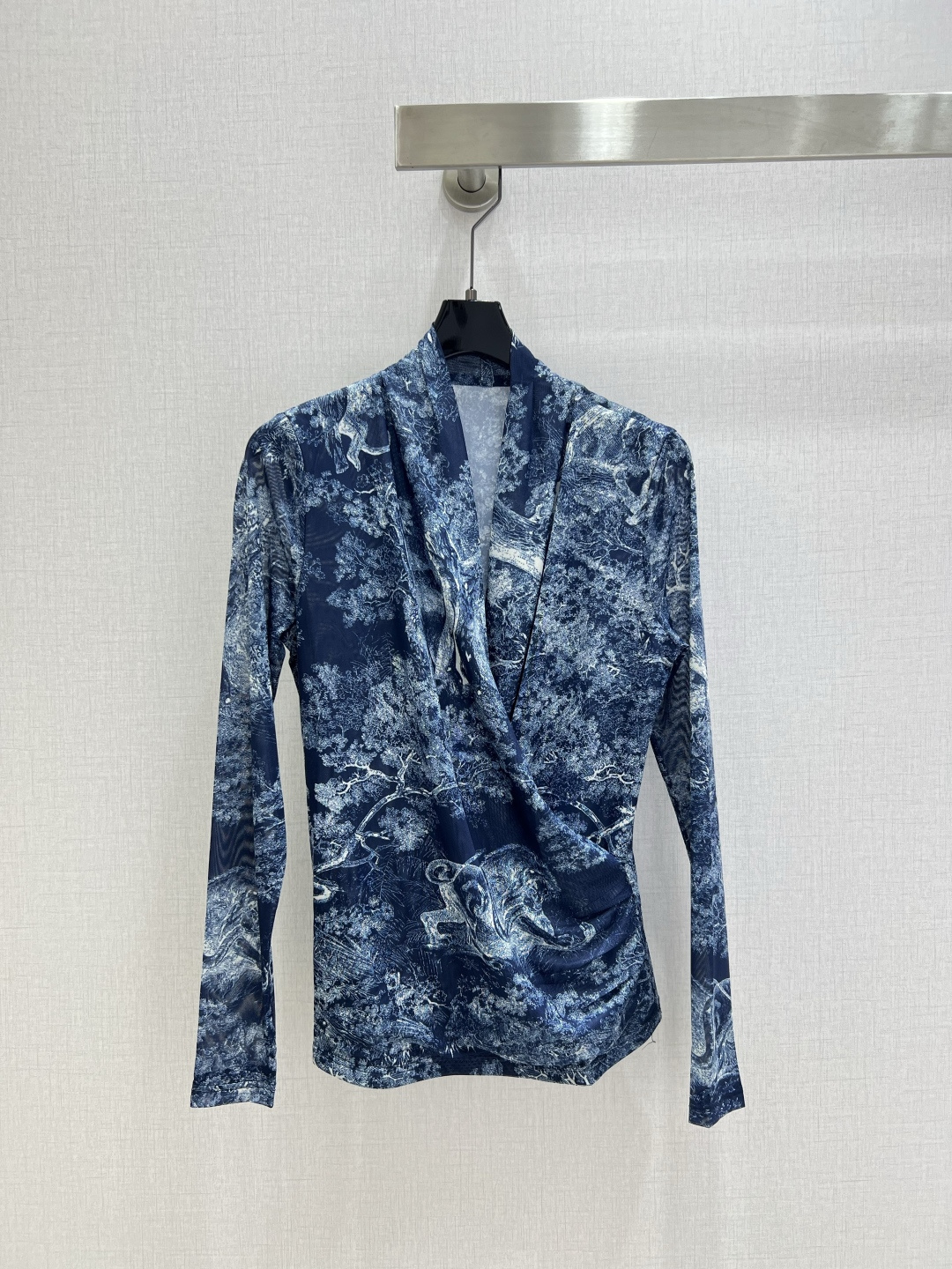 NO:487924,Highly recommended DIO*2025 early autumn new model, animal pattern V-neck mesh base long-sleeved top, penetrating print, high-end and atmospheric, soft and elastic, comfortable, full of high-end outfit, semi-transparent, innovative fabric, light and soft, and the real thing is very good!  Tighten your body to show off your figure, your upper body is fashionable and versatile, and your outfit is beautiful. It is also beautiful to wear it off when you take off your coat!  High-quality workmanship depends on details One color SML code High-quality,,dior,jackets & coats,alexander wang19860909强烈推荐 DIO*2025早秋新款 动物图案V领网纱打底长袖上衣 渗透印花 高级大气 柔软弹力很舒服 满满的穿搭高级感 半透视 创新面料 轻盈柔软 实物非常赞！紧身显身材 上身洋气百搭,穿搭好看 脱掉外套里搭也是美美的！高品质做工看细节 一个色 SML码 高品质,,dior,jackets & coats,alexander wang,Women's clothing