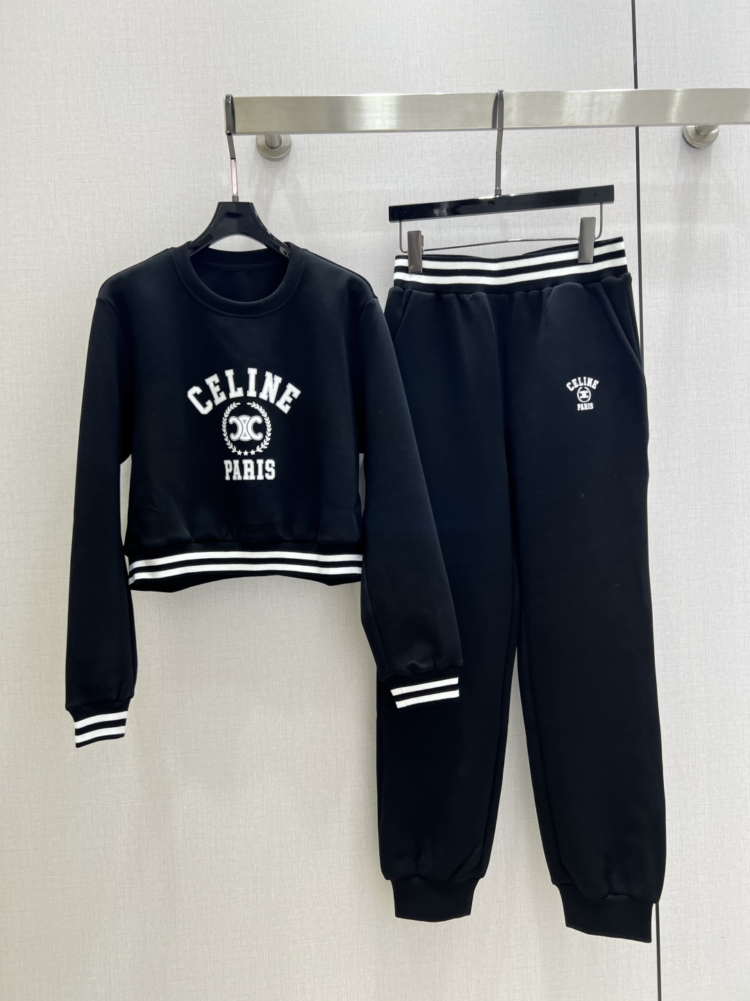 NO:490749,Highly recommended CEL*2025 early autumn new style, spliced ​​sweatshirt and trousers set, which makes the upper body look slimmer and enhances the fashionableness, and is an elegant and elegant item. A must-have for the wardrobe!  Workmanship quality depends on details. Two colors SML code high quality, hoodie, sweatshirts, alexander wang19860909强烈推荐 CEL*2025早秋新款 拼接卫衣长裤套装 上身显瘦又提升时髦度,优雅气质单品.衣橱必备！做工品质看细节.两个色 SML码 高品质,,hoodie,sweatshirts,alexander wang,Women's clothing