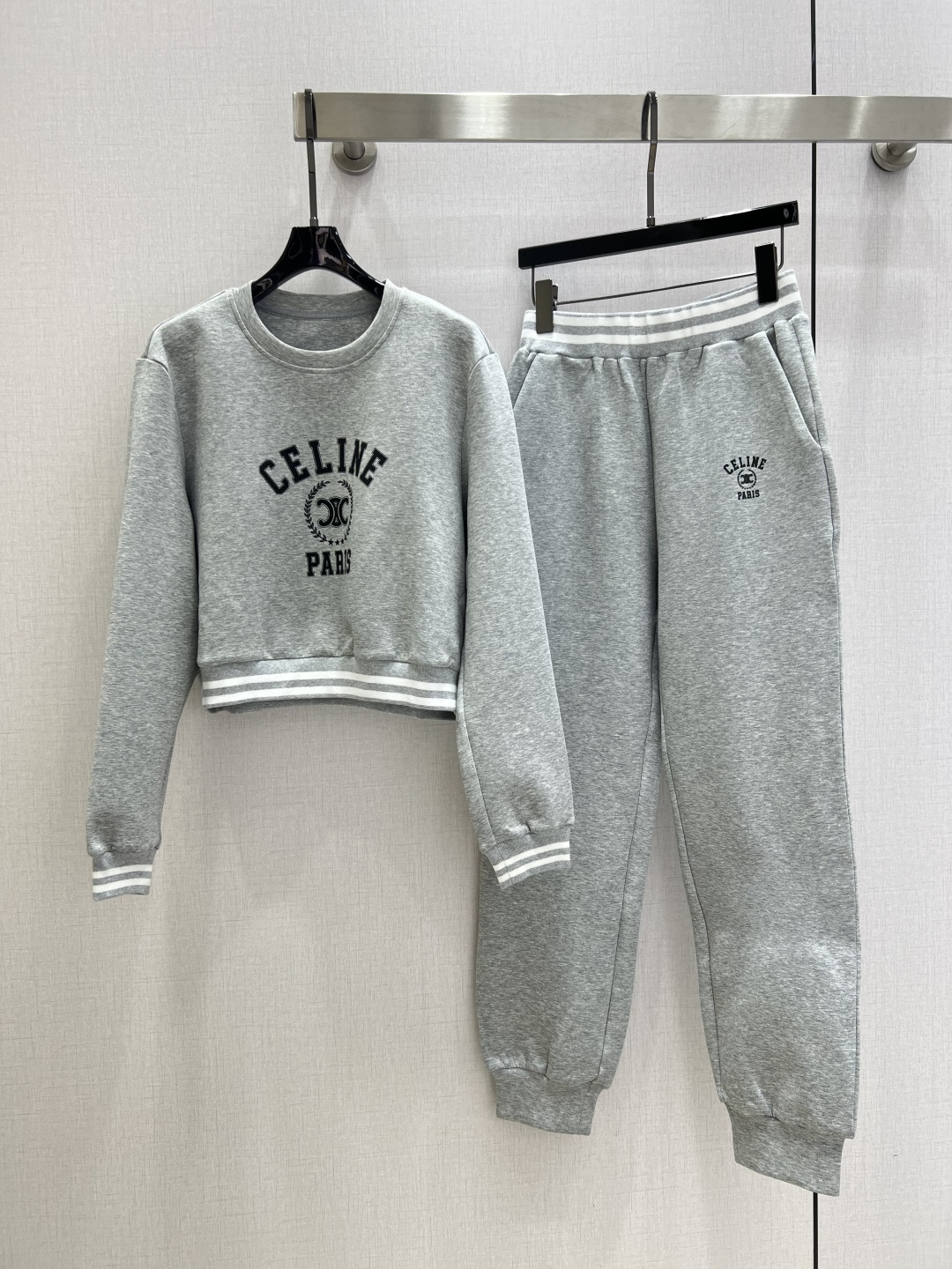 NO:490880,Highly recommended CEL*2025 early autumn new style, spliced ​​sweatshirt and trousers set, which makes the upper body look slimmer and enhances the fashionableness, and is an elegant and elegant item. A must-have for the wardrobe!  Workmanship quality depends on details. Two colors SML code high quality, hoodie, sweatshirts, alexander wang19860909强烈推荐 CEL*2025早秋新款 拼接卫衣长裤套装 上身显瘦又提升时髦度,优雅气质单品.衣橱必备！做工品质看细节.两个色 SML码 高品质,,hoodie,sweatshirts,alexander wang,Women's clothing