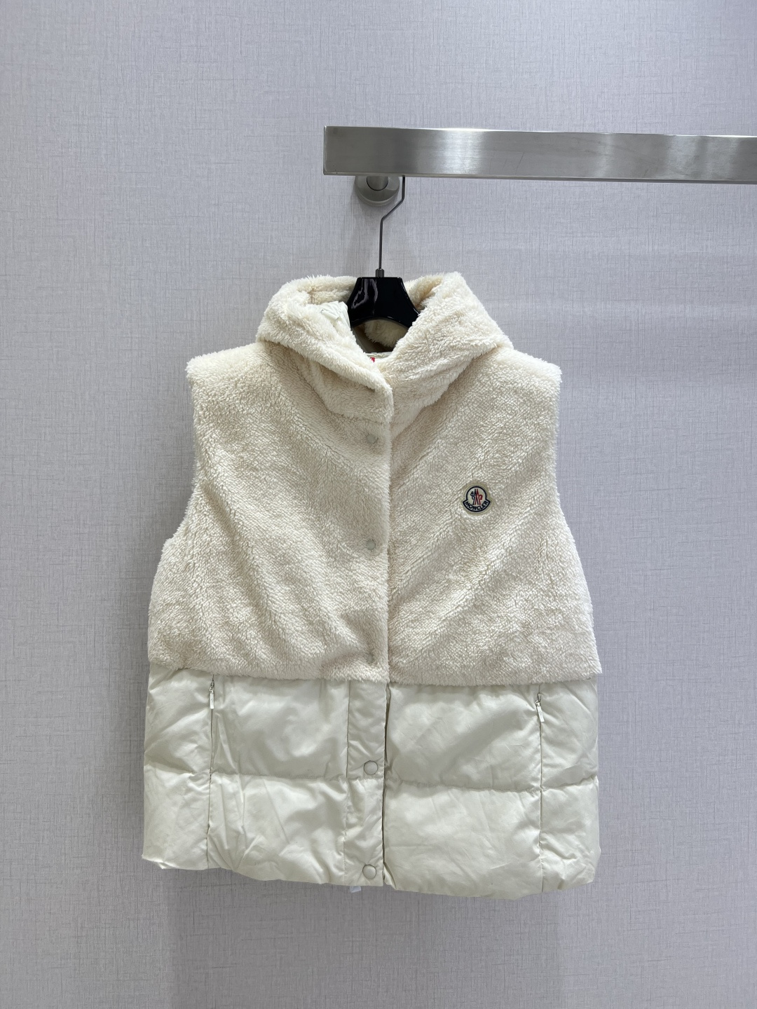 NO:490912,Highly recommended with dust bag MON*2025 early autumn new Teddy plush spliced ​​zipper down vest jacket The upper part is decorated with three-dimensional fluffy Teddy plush material, soft and comfortable texture, hooded drawstring zipper vest tailoring, fashionable and fashionable, nylon lower half exposed, furry feel in the upper half, matched with the chest side badge, fully displaying the brand style, overall silhouette, straight tube style, elastic elastic band on the inner side, convenient and practical, and enhance the style of wearing and taking off, glutinous and fashionable outfit, first choice for warmth in autumn and winter, velvet filling: white goose down volume: national standard 90 customized surface accessories, three colors XSSML code, high quality A,, jackets & coats, down jacket, hats, alexander wang19860909配防尘袋强烈推荐 MON*2025早秋新款 泰迪毛绒拼接拉链羽绒马甲外套 上半部分饰以立体蓬松泰迪毛绒材质 质感柔软舒适 连帽抽绳拉链马甲剪裁 时髦洋气 尼龙下半截外露上半段毛茸茸手感 配合胸侧徽章 尽显品牌格调 整体廓形立挺 直筒版型 里侧弹力松紧带 穿脱便利性和实用性提升 穿搭洋气 糯糯的时髦穿搭 秋冬保暖首选 充绒物:白鹅绒 充绒量:国标90 定制面辅料 三个色 XSSML码 高品质A,,jackets & coats,down jacket,hats,alexander wang,Women's clothing