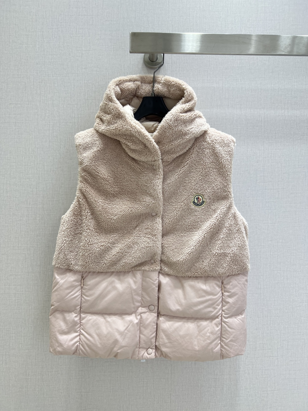 NO:490921,Highly recommended with dust bag MON*2025 early autumn new Teddy plush spliced ​​zipper down vest jacket The upper part is decorated with three-dimensional fluffy Teddy plush material, soft and comfortable texture, hooded drawstring zipper vest tailoring, fashionable and fashionable, nylon lower half exposed, furry feel in the upper half, matched with the chest side badge, fully displaying the brand style, overall silhouette, straight tube style, elastic elastic band on the inner side, improve convenience and practicality, fashionable outfit, glutinous and fashionable outfit, first choice for warmth in autumn and winter, filling: white goose down volume: national standard 90 customized surface accessories, three colors, XSSML code, high quality,, jackets & coats, down jacket, hats, alexander wang19860909配防尘袋强烈推荐 MON*2025早秋新款 泰迪毛绒拼接拉链羽绒马甲外套 上半部分饰以立体蓬松泰迪毛绒材质 质感柔软舒适 连帽抽绳拉链马甲剪裁 时髦洋气 尼龙下半截外露上半段毛茸茸手感 配合胸侧徽章 尽显品牌格调 整体廓形立挺 直筒版型 里侧弹力松紧带 穿脱便利性和实用性提升 穿搭洋气 糯糯的时髦穿搭 秋冬保暖首选 充绒物:白鹅绒 充绒量:国标90 定制面辅料 三个色 XSSML码 高品质,,jackets & coats,down jacket,hats,alexander wang,Women's clothing