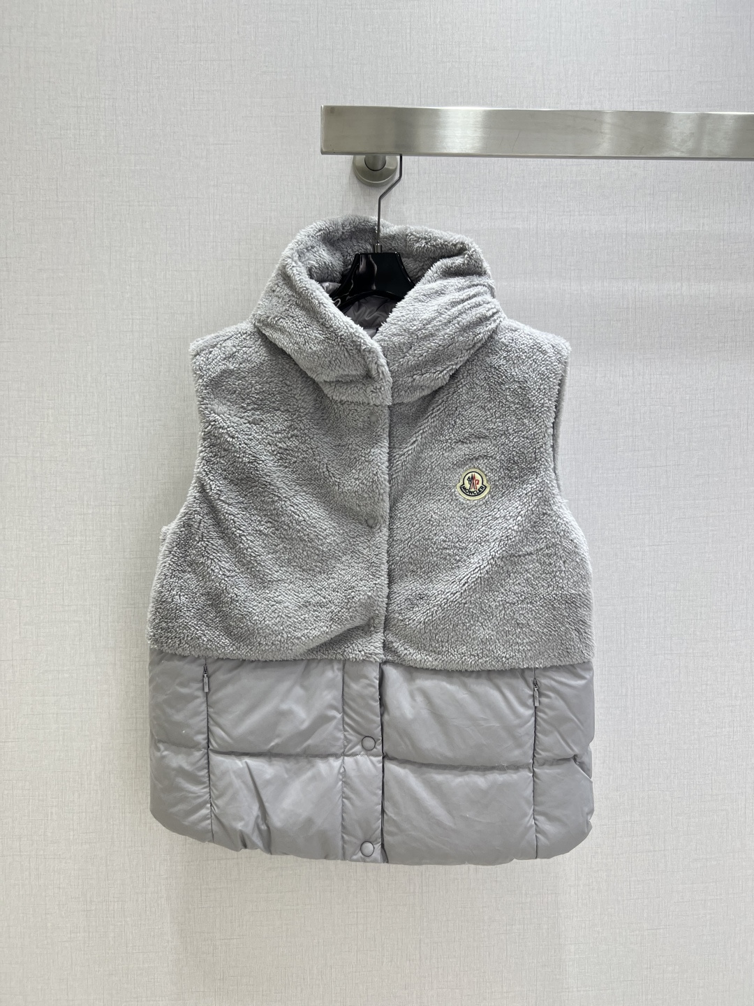 NO:490933,a. Highly recommended with dust bag. MON*2025 early autumn new style. Teddy plush spliced ​​zipper down vest jacket. The upper part is decorated with three-dimensional fluffy Teddy plush material. The texture is soft and comfortable. Hooded drawstring zipper vest tailoring. Fashionable and fashionable. The lower part of the nylon is exposed on the upper half of the furry feel. With the chest side badge, it shows the brand style. The overall silhouette is straight. Straight fit. The elastic elastic band on the inner side improves the convenience and practicality of putting on and taking off. Fashionable and glutinous fashionable outfit. The first choice for warmth in autumn and winter. Fluff filling: white goose down filling: national standard 90. Customized surface accessories. Three colors. XSSML code. High quality,, jackets & coats, down jacket, hats, alexander wang.19860909a配防尘袋强烈推荐 MON*2025早秋新款 泰迪毛绒拼接拉链羽绒马甲外套 上半部分饰以立体蓬松泰迪毛绒材质 质感柔软舒适 连帽抽绳拉链马甲剪裁 时髦洋气 尼龙下半截外露上半段毛茸茸手感 配合胸侧徽章 尽显品牌格调 整体廓形立挺 直筒版型 里侧弹力松紧带 穿脱便利性和实用性提升 穿搭洋气 糯糯的时髦穿搭 秋冬保暖首选 充绒物:白鹅绒 充绒量:国标90 定制面辅料 三个色 XSSML码 高品质,,jackets & coats,down jacket,hats,alexander wang,Women's clothing