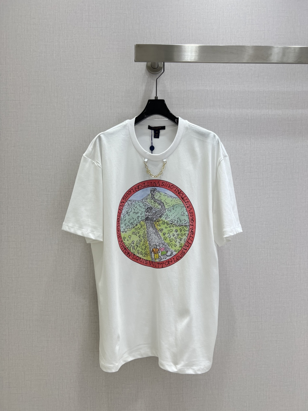 NO:492789,Highly recommended LV* early autumn new style, chain round neck printed short-sleeved T-shirt, customized YB mercerized cotton material, breathable and comfortable, full texture, loose short-sleeved T-shirt cut, highlighting the brand style, made of gram-weight pure cotton, full of drape, presenting a slim visual effect, chest reduction using printing technology to restore color, key colors create a round outer contour three-dimensional sense, inner illustration style kitten climbing Great Wall hand-painted flower brand logo pattern, echoes the neckline printed letter chain, let the fashion sense of high-end immediately, create a personal style, fashionable and relaxed, single wear inner wear, stylish and fashionable Customized surface accessories, accurate version, higher version, one color, SML code, high-quality ABC,,louis vuitton, T-shirt,tees, t-shirt,alexander wang19860909强烈推荐 LV*早秋新款 链条圆领印花短袖T恤 定制YB丝光全棉材质 透气舒适 质感十足 宽松短袖T恤裁剪 凸显品牌格调 采用克重纯棉制成 垂坠感十足 呈现显瘦视觉效果 胸前利用印花工艺还原色彩 重点色打造圆形外轮廓立体感 内里插画风格的小猫爬长城手绘花体品牌徽标图案 与领口印刻字母链条呼应 让时尚高级感立刻显现 打造个性风格 时髦松弛 单穿内搭都出彩时髦 定制面辅料 认准版本 高版本 一个色 SML码 高品质ABC,,louis vuitton,T-shirt,tees，t-shirt,alexander wang,Women's clothing