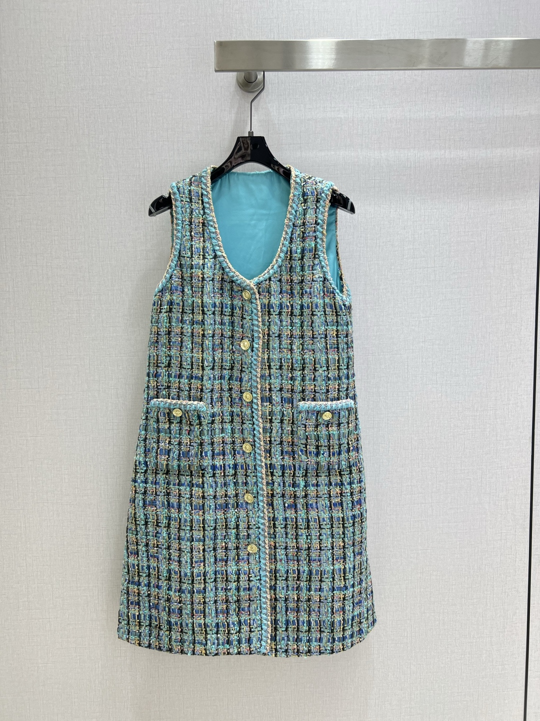 NO:494566,Highly recommended CHA*2025 early autumn new style, contrasting color woven vest dress, the style is relatively unscrupulous, the tailoring that coexists with tightness and slackness, the woven fabric is elegant and exquisite, the box-shaped style is tailored with three-dimensional upper body, the items that are needed all year round, the age-reducing girlish style is elegant and charming, one color, SML code, high-quality ABC, skirts, alexander wang19860909强烈推荐 CHA*2025早秋新款 撞色编织背心连衣裙 版型是比较不挑人的 紧俏和松弛感并存的剪裁 采用编织面料优雅精致 箱型版型剪裁上身很有立体感 一年四季都搭配需要的单品 减龄少女风优雅气质又迷人 一个色 SML码 高品质ABC,,skirts,alexander wang,Women's clothing