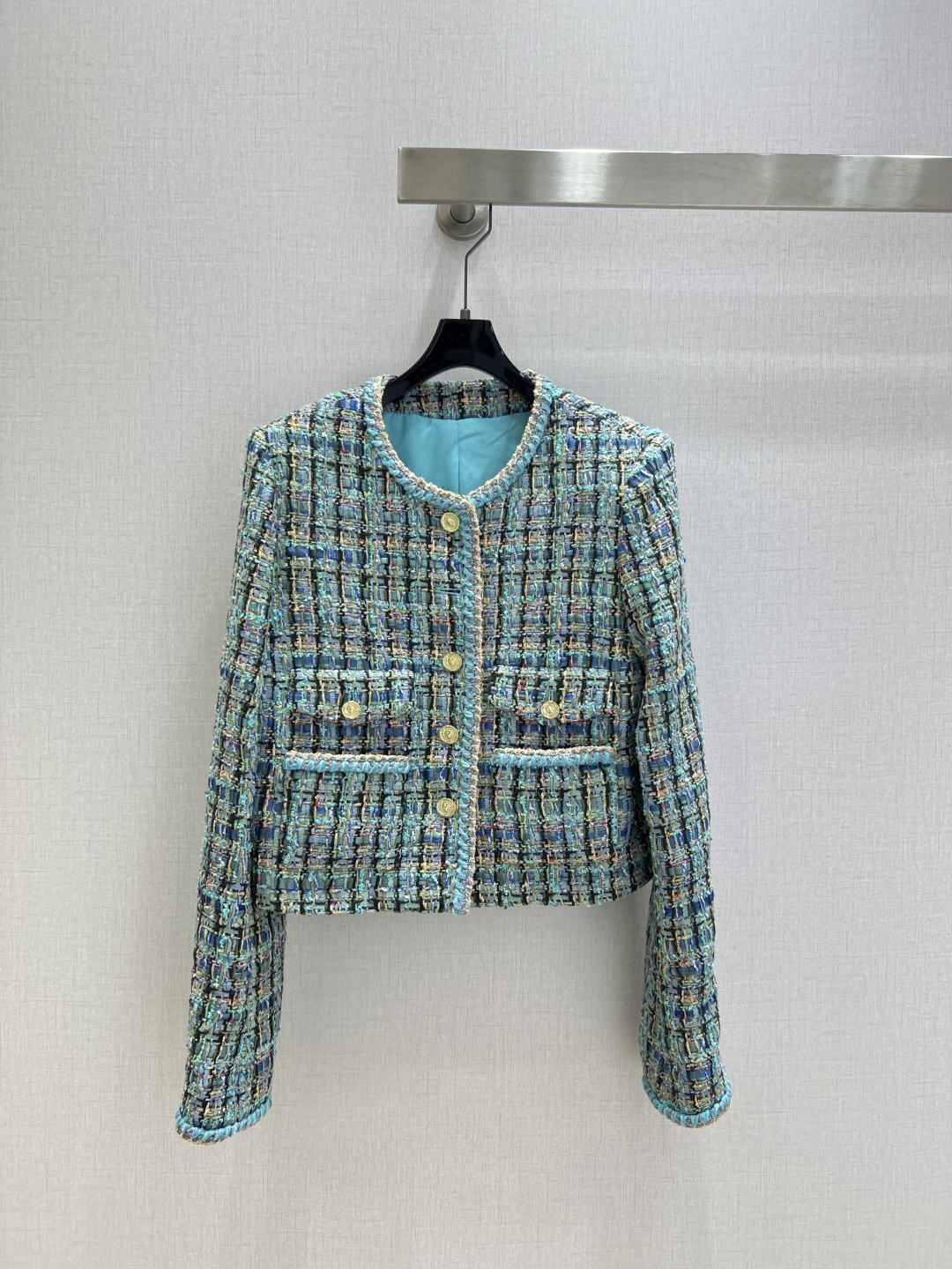 NO:494569,Highly recommended CHA*2025 early autumn new style, contrasting color woven round neck jacket, the style is relatively unscrupulous, the tailoring that coexists with tightness and slackness, the woven fabric is elegant and exquisite, the box-shaped style cuts the upper body very three-dimensional, the items that are needed all year round, the age-reducing girlish style is elegant and charming, one color, SML code, high-quality ABC,, jackets & coats, alexander wang19860909强烈推荐 CHA*2025早秋新款 撞色编织圆领外套 版型是比较不挑人的 紧俏和松弛感并存的剪裁 采用编织面料优雅精致 箱型版型剪裁上身很有立体感 一年四季都搭配需要的单品 减龄少女风优雅气质又迷人 一个色 SML码 高品质ABC,,jackets & coats,alexander wang,Women's clothing