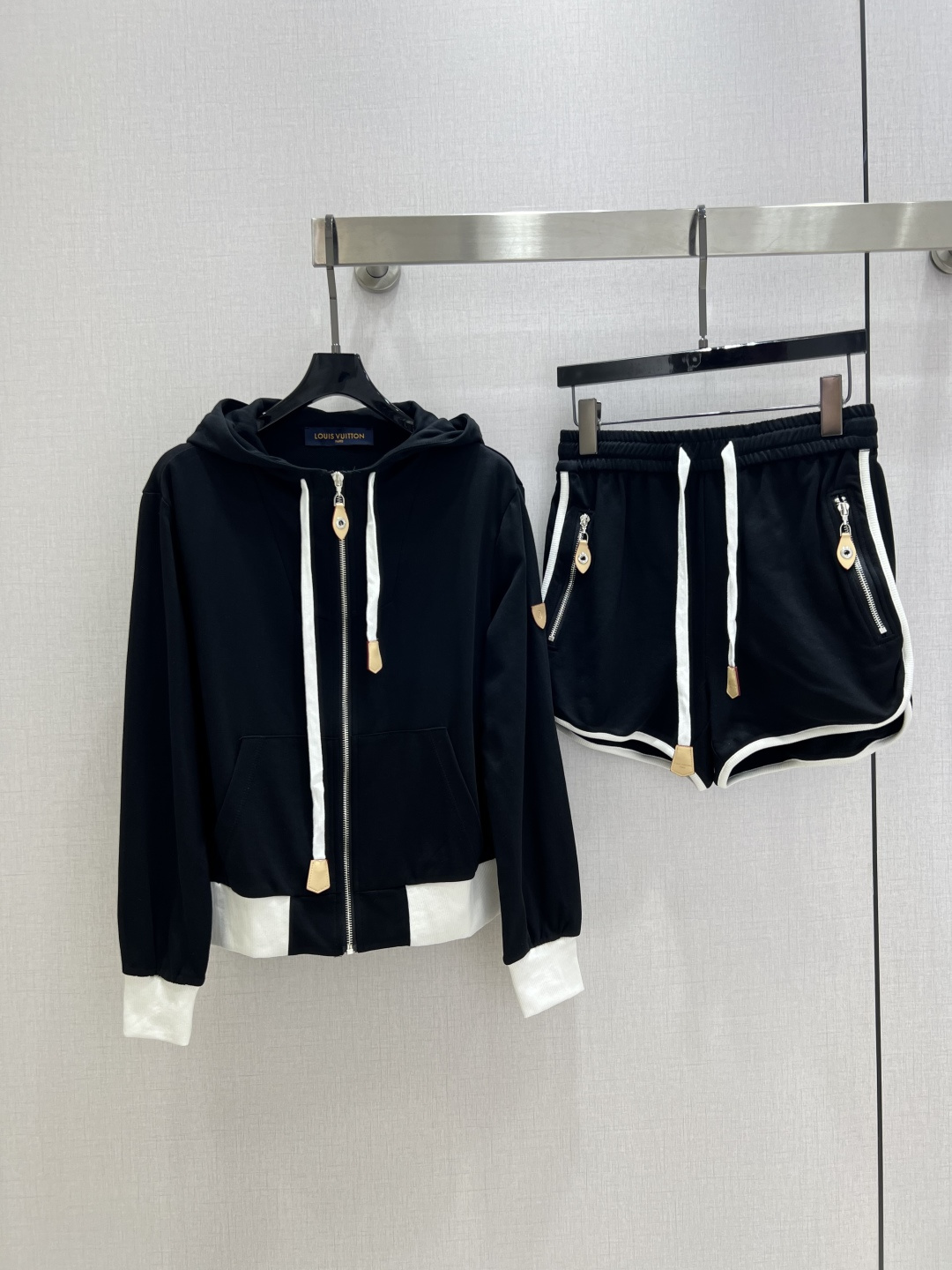 NO:494557,Highly recommended LV*2025 early autumn new style hooded drawstring shorts suit extremely comfortable. There is no reason to reject it. Ke AKI Sa's style, everyday commuting wear is very OK, not picky about occasions. The design is unique, the sense of layering is richer, and the small details are too important. A color SML code, high-quality ABC,,louis vuitton, shorts,hats,alexander wang19860909强烈推荐 LV*2025早秋新款 连帽抽绳短裤套装 舒适度极强 没有理由可以拒绝它.可A可飒的风格,日常通勤穿什么的都是很OK的,不挑场合的.设计独特 层次感更加丰富,满满小细节太加分了 一个色 SML码 高品质ABC,,louis vuitton,shorts,hats,alexander wang,Women's clothing