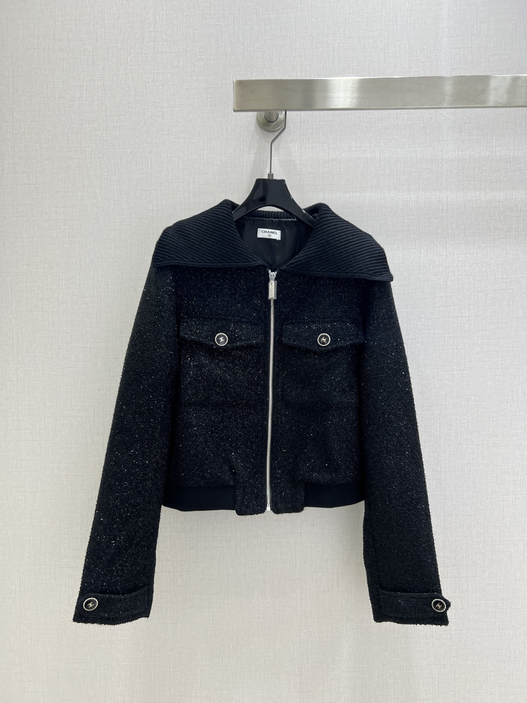 NO:494572,Highly recommended CHA*2025 early autumn new style, zipper pocket jacket, classic styling jacket, I fell in love with it at first sight, the layout design can well modify the neck lines, the temperament of the upper body will be improved immediately, customized buttons, short style, the upper body looks great, the color is super white, one color SML code, high-quality ABC,, jackets & coats, alexander wang19860909强烈推荐 CHA*2025早秋新款 拉链口袋外套 经典造型外套 一眼就爱上了,版型设计能很好的修饰颈部线条,上身气质立马提升,定制纽扣,短款版型,版型上身巨好看,颜色超显白 一个色 SML码 高品质ABC,,jackets & coats,alexander wang,Women's clothing