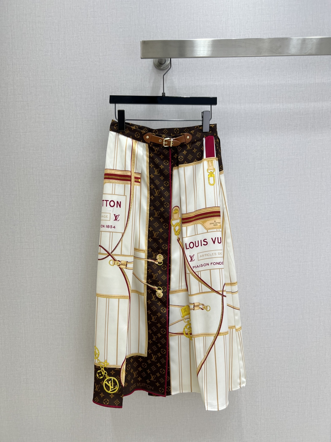 NO:494717,Highly recommended LV* 2025 early autumn new style, chain printed long skirt, orders are on sale, customized imported density imported fabric, special materials have a texture, every small detail pays great attention to the right sense of high-end, three-dimensional tailoring, making the upper body of the ready-to-wear more exquisite and fashionable, custom hardware buckle with mold opening, the real thing is so great!  Detailed workmanship, one color, SML code, high quality ABC, louis vuitton, skirts, alexander wang19860909强烈推荐 LV*2025早秋新款 链条印花长半裙 出货即爆单 定制进口密度进口面料 特殊材质有肌理感 每个小细节都非常注重 恰到好处的高级感 立体剪裁 让成衣上身更为精致洋气 开模定制五金扣 实物太赞啦！做工精细看细节 一个色 SML码 高品质ABC,,louis vuitton,skirts,alexander wang,Women's clothing