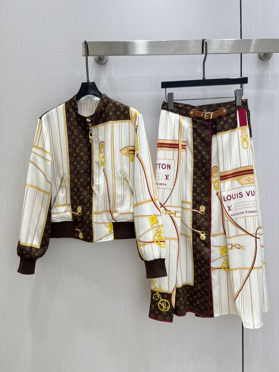 NO:494729,Highly recommended LV* 2025 early autumn new style, chain printed splicing jacket, double-sided wearable jacket, orders are available immediately after delivery, custom imported density imported fabric, special materials have a texture, every small detail pays great attention to the right sense of high-end, three-dimensional tailoring, making the upper body of the ready-to-wear more exquisite and fashionable, custom hardware buckle with mold opening, the real thing is so great!  Detailed workmanship, one color SML code, high quality ABC, louis vuitton, jackets & coats, alexander wang19860909强烈推荐 LV*2025早秋新款 链条印花拼接外套 外套双面可穿 出货即爆单 定制进口密度进口面料 特殊材质有肌理感 每个小细节都非常注重 恰到好处的高级感 立体剪裁 让成衣上身更为精致洋气 开模定制五金扣 实物太赞啦！做工精细看细节 一个色 SML码 高品质ABC,,louis vuitton,jackets & coats,alexander wang,Women's clothing