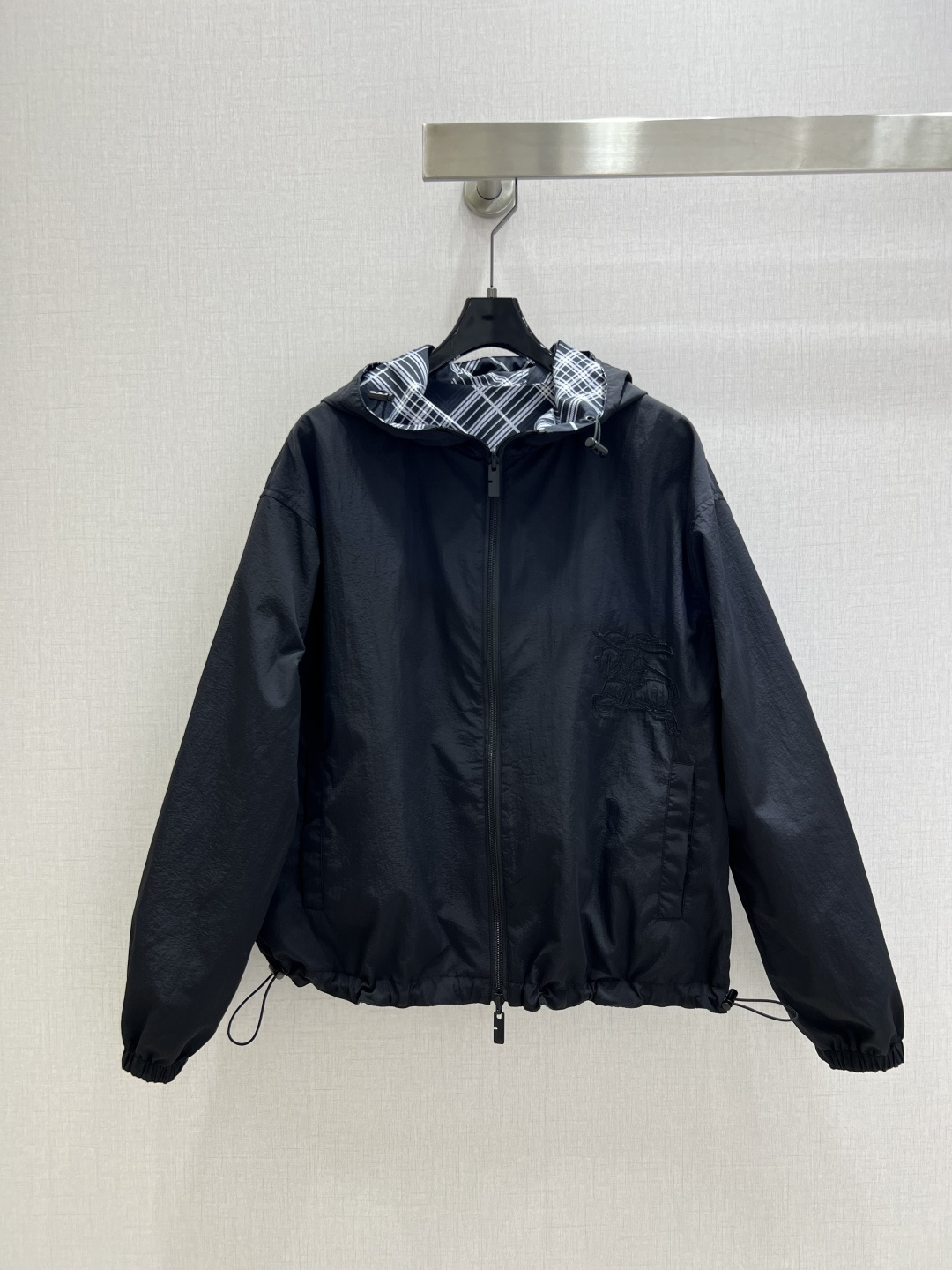 NO:494571,Highly recommended BUR*2025 early autumn new style, double-sided windbreaker jacket, patch embroidered decoration, delicate and soft texture, classic age-reducing item!  Design fashionable style without picking up people's upper body and making you look slim. Two colors SML code. High-quality ABC, burberry, jackets & coats, alexander wang19860909强烈推荐 BUR*2025早秋新款 双面穿风衣外套 贴布绣花装饰 质感细腻软糯 经典减龄单品！设计时髦版型不挑人上身巨显瘦 两个色 SML码 高品质ABC,,burberry,jackets & coats,alexander wang,Women's clothing