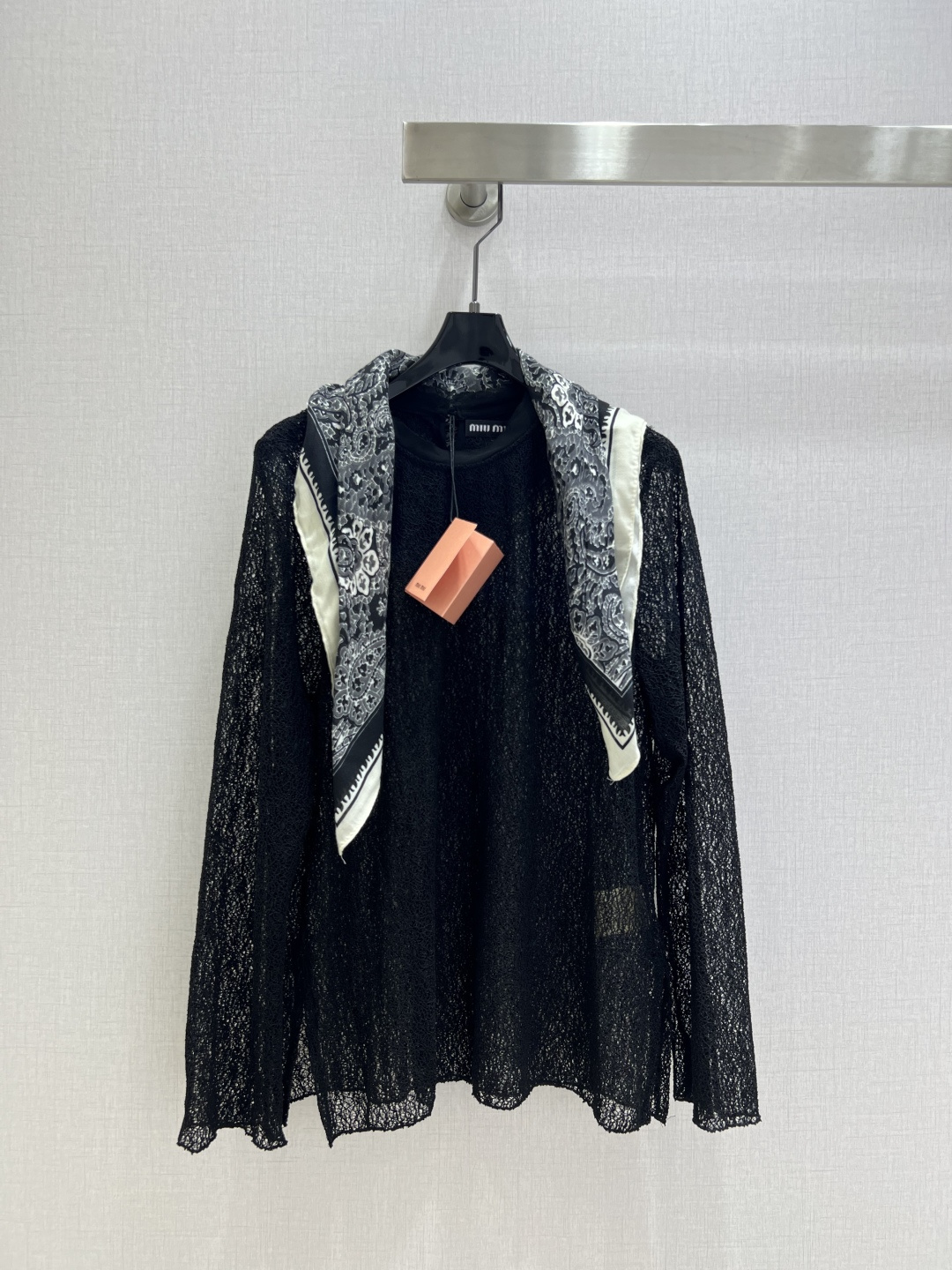 NO:494693,Highly recommended MIU*2025 Qiuran new style, gentle temperament, soft lace top, two-piece set of silk scarves, fashionable atmosphere, touching and stillness, beautiful and dynamic, the sense of piercing can easily awaken the fashionable DNA yarn skin-friendly, soft, light and fluffy with its own atmosphere. Two colors SMLXL code ABC,,miumiu,alexander wang19860909强烈推荐 MIU*2025秋然新款 气质温柔丝巾柔软蕾丝上衣丝巾两件套 时髦氛围感动静皆仙美盈动,篙汲透视感轻松唤醒时髦DNA纱线亲肤柔软轻盈蓬松自带氛围 两个色 SMLXL码 ABC,,miumiu,alexander wang,Women's clothing