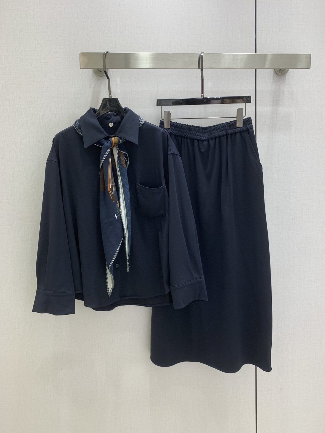 NO:494700,Highly recommended LP* 2025 autumn and winter new style, lazy style scarf lapel top with skirt suit, simple shirt style and shawls of the same color, overall coordination and style, the shirt is loose and draped, lazy and casual, and special temperament, the skirt even brings the 'slack' full, easy to grasp the high-end feeling Two colors SMLXL code High-quality ABC,,loro piano, skirts,shirts,shawls,alexander wang19860909强烈推荐 LP* 2025秋冬新款 慵懒风丝巾翻领上衣搭配半身裙套装,简约的衬衫版型搭配同色系披肩整体协调又有格调,衬衫宽松又有垂感,慵懒随性还特显气质,半身裙更是把“松弛感”拉满, 轻松拿捏高级感 两个色 SMLXL码 高品质ABC,,loro piana,skirts,shirts,shawls,alexander wang,Women's clothing