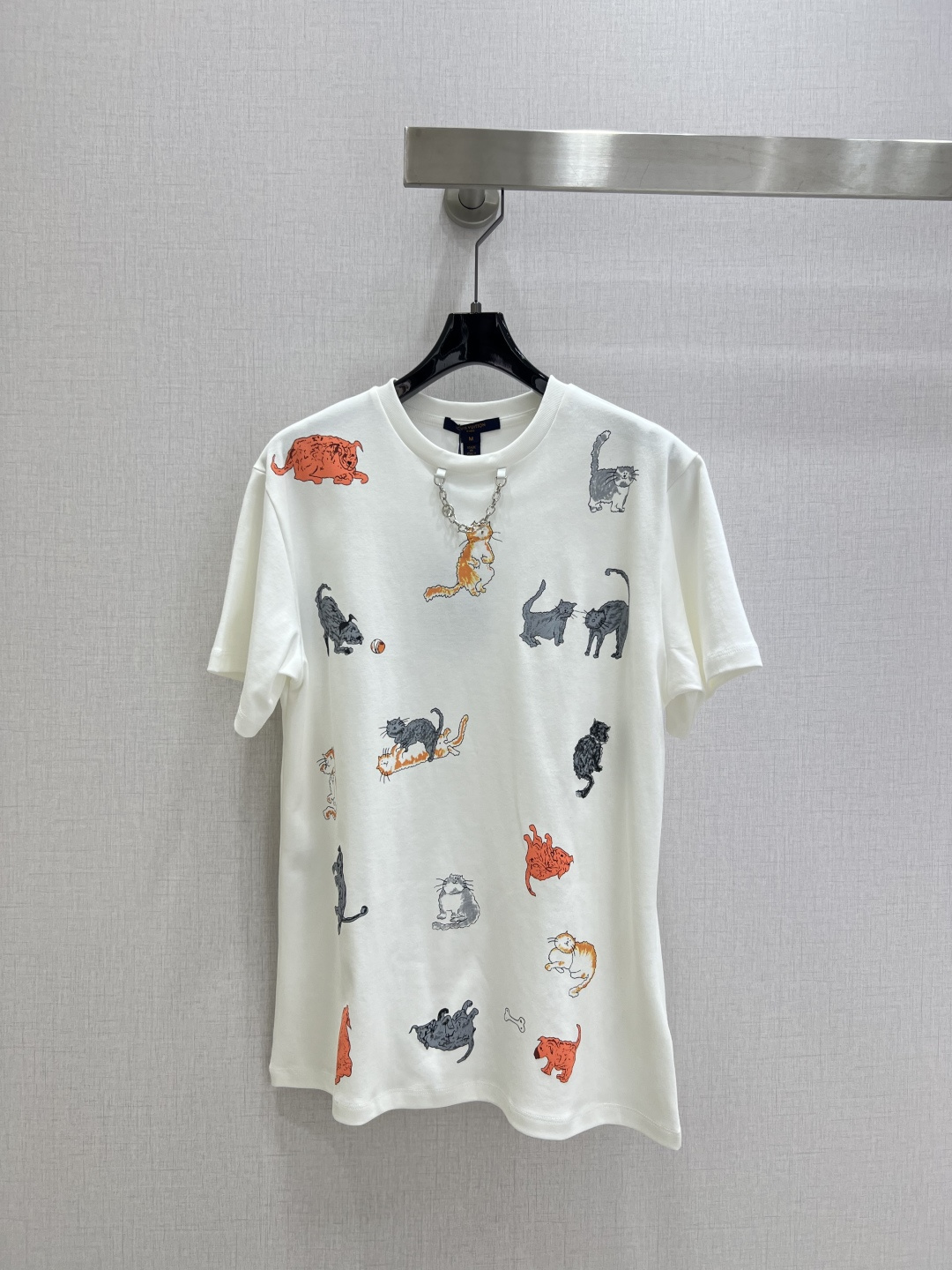 NO:497958,Highly recommended LV*2025 early autumn new style cat printed chain short-sleeved T-shirt with exquisite style and huge slim upper body!  Customized latest craftsmanship, low-key and luxurious!  A must-have item for fashionable things unlocks all outfits!  Determine the quality of my home!  Classic items are fashionable and high-end!  The classic style is versatile and not picky!  Two colors SML code high quality ABC, louis vuitton, T-shirt,tees, t-shirt,alexander wang19860909强烈推荐 LV*2025早秋新款 猫咪印花链条短袖T恤 精致版型上身巨显瘦！定制最新工艺 低调奢华！时髦精必备单品解锁所有穿搭！认准我家品质！经典单品时髦又高级！经典版型百搭不挑人！两个色 SML码 高品质ABC,,louis vuitton,T-shirt,tees，t-shirt,alexander wang,Women's clothing