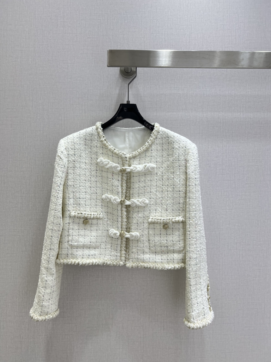 NO:496040,Highly recommended CHA*2025 early autumn new model, heavy industry buckle thick flower nickname jacket, double pocket press-pleated skirt, separate batch丨Exclusive yb development!  High-end production!  Imported coarse wool woolen material, high-quality texture, full-quality round-neck dress jacket style, shoulder pad design fits the human body, more slender and upright, the front collar extends to the hem cuffs, lit details with three-dimensional hand-tied edges to light up details, combined with Chinese cloak buttons to create a new Chinese style, delicate yarn rules throughout the body, plaids are intertwined, plaids are spread all over the body, the famous lady's style is straight, the same series of high-waisted skirts, the details echo, the match is neatly pleated and pleated at the hem, perfectly interpreting the elegant and rich feeling, complete sets show noble texture, intellectual and gentle One color SML code, high-quality jacket ABC350 skirt ABC,, skirts, jackets & coats, alexander wang19860909强烈推荐 CHA*2025早秋新款 重工盘扣粗花尼外套双口袋压褶半裙 分开批丨独家yb开发！高版出品！进口粗纺羊毛呢材质 质感高级 品相十足 圆领洋装外套版型 正肩垫肩设计贴合人体 更显身姿纤细挺拔 前襟领口延伸至衣摆袖口 以立体手工捆边点亮细节 配合中国结襟扣打造新中式造型 通体细腻的纱线规则交织出格纹满铺于全身 名媛格调立显 同系列高腰半裙 细节呼应 搭配利落压褶百褶于裙摆 完美演绎优雅千金感 成套显贵显质感 知性温柔 一个色 SML码 高品质外套ABC350 半裙ABC,,skirts,jackets & coats,alexander wang,Women's clothing