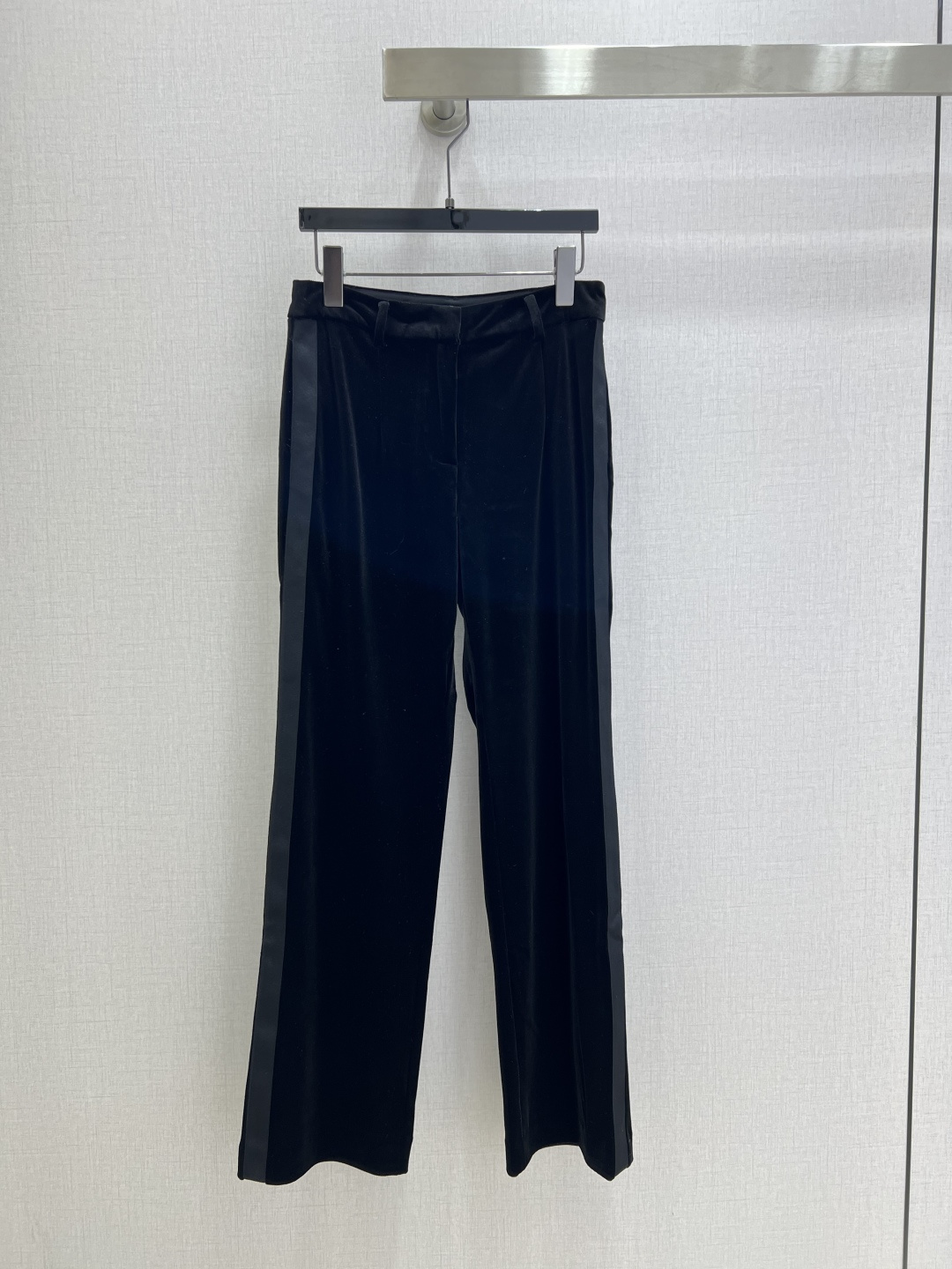 NO:497928,Highly recommended DIO*2025 early autumn new style velvet color-blocked straight trousers Luxurious texture makes you look slim and lengthens the leg proportions Simple one-line waist, comfortable and comfortable upper body without slimming, easy to optimize waist proportions, noble temperament, one color S MLXL code High quality A,,dior,alexander wang19860909强烈推荐 DIO*2025早秋新款 丝绒拼色直筒长裤 奢华质感显瘦,拉长腿部比例 简约一字腰头,上身舒适服帖而不勒, 轻松优化腰身比例矜贵气质感拉满 一个色 S MLXL码 高品质A,,dior,alexander wang,Women's clothing
