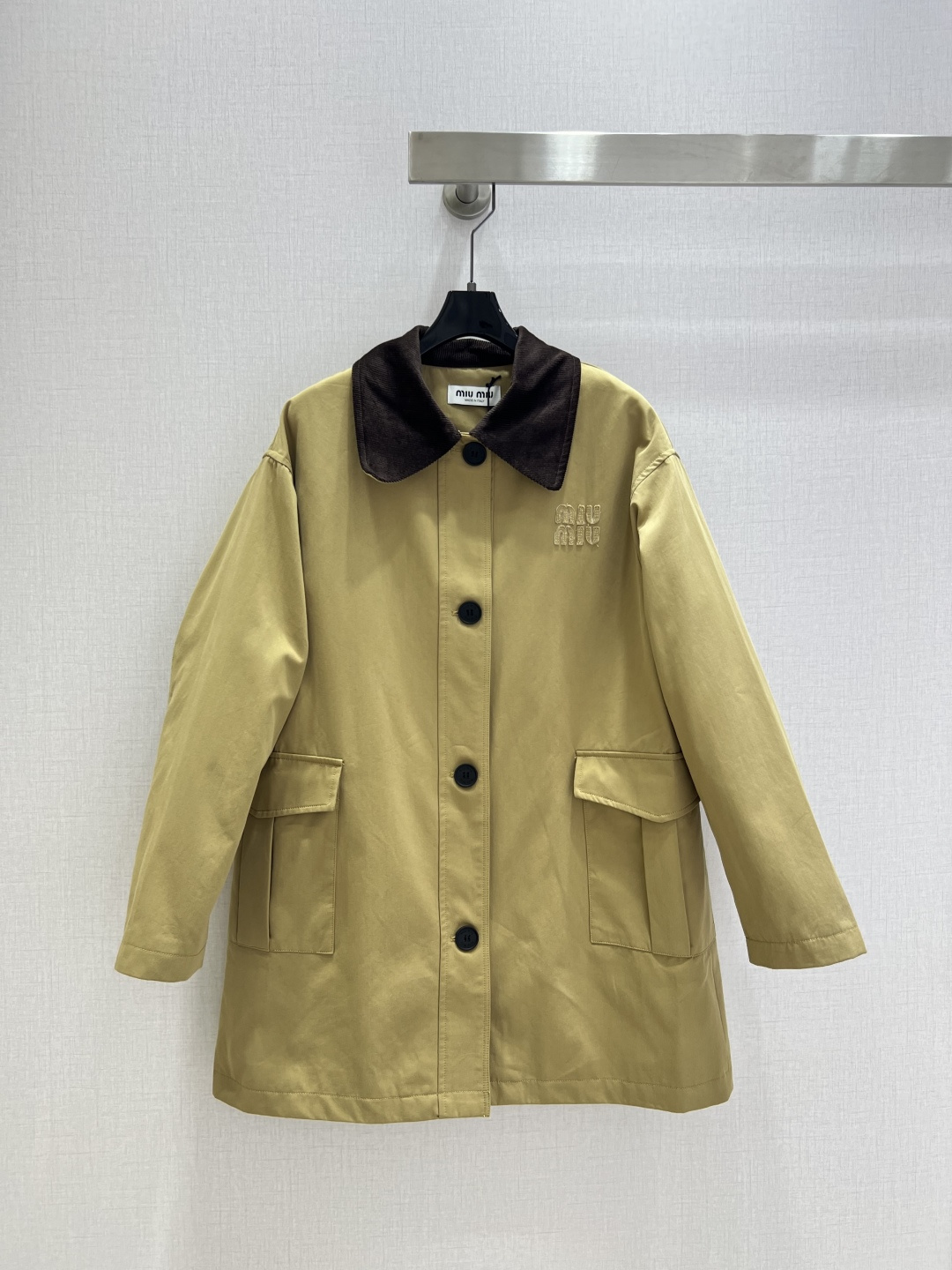 NO:497970,Highly recommended MIU*2025 early autumn new style embroidered lapel long-sleeved jacket, fashionable, low-key, temperament, luxury and high-end!  The style is versatile and not picky, original custom fabric, the workmanship quality depends on the details. White and rich beauty must be included. Two colors SML code, high-quality ABC,,miumiu, jackets & coats,alexander wang19860909强烈推荐 MIU*2025早秋新款 刺绣翻领长袖外套 时髦低调气质又奢华高级！版型百搭不挑人,原版定制面料 做工品质看细节.白富美必入 两个色 SML码 高品质ABC,,miumiu,jackets & coats,alexander wang,Women's clothing