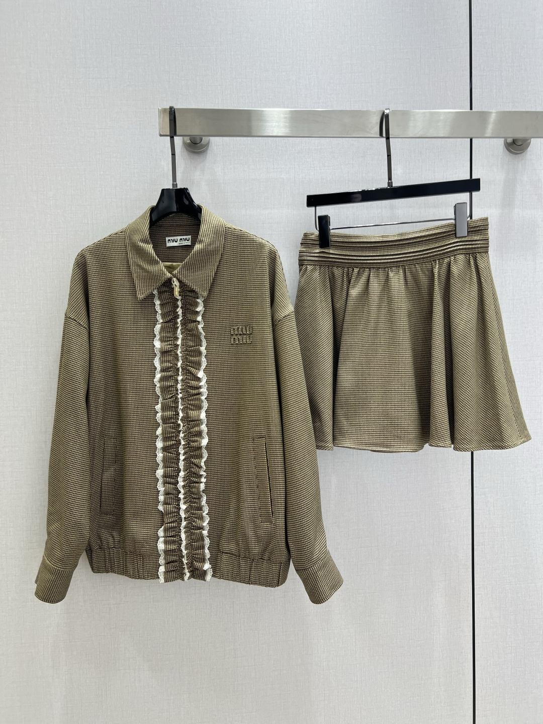 NO:497941,Highly recommended MIU*2025 early autumn new style, ruffled skirt suit, order is on sale, customized imported density imported fabric, special materials have a texture, every small detail pays great attention to the right sense of high-end, three-dimensional tailoring makes the upper body of the ready-to-wear more exquisite and fashionable, open mold custom hardware buckle, the real thing is so great, the workmanship is fine, look at the details, one color, SML code, high-quality ABC,,miumiu, skirts, alexander wang19860909强烈推荐 MIU*2025早秋新款 荷叶边半裙套装 出货即爆单 定制进口密度进口面料 特殊材质有肌理感 每个小细节都非常注重 恰到好处的高级感 立体剪裁 让成衣上身更为精致洋气 开模定制五金扣 实物太赞啦做工精细看细节 一个色 SML码 高品质ABC,,miumiu,skirts,alexander wang,Women's clothing