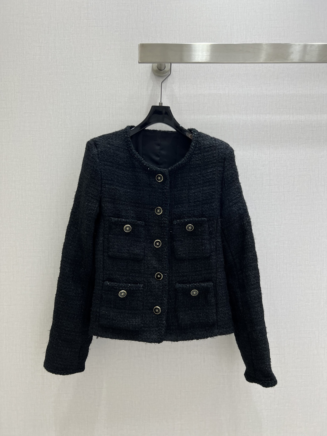 NO:499239,Highly recommended CHA*2025 autumn and winter new product Handicraft workshop series classic black tweed round neck single-breasted jacket using customized wool blended knitted fabric High-end retro design style Soft tweed wool plaid braided with colorful yarn plaid exquisite and complex textured fabric expression Round neck single-breasted neat and simple four-pocket classic and generous H-shaped upper body comfortable, soft and elegant and generous, easy to control without picking on the figure One color SML code High-quality ABC,, jackets & coats,alexander wang19860909强烈推荐 CHA*2025秋冬新品 手工坊系列经典黑色粗花呢圆领单排扣外套 采用定制羊毛混纺编织面料 高级的复古设计风格 加上彩纱线格纹编织的软花呢 精巧繁复的纹理面料表现 圆领单排扣 利落简单的四口袋经典大方 H版型上身舒适柔软又优雅大方 不挑身材轻松驾驭 一个色 SML码 高品质ABC,,jackets & coats,alexander wang,Women's clothing